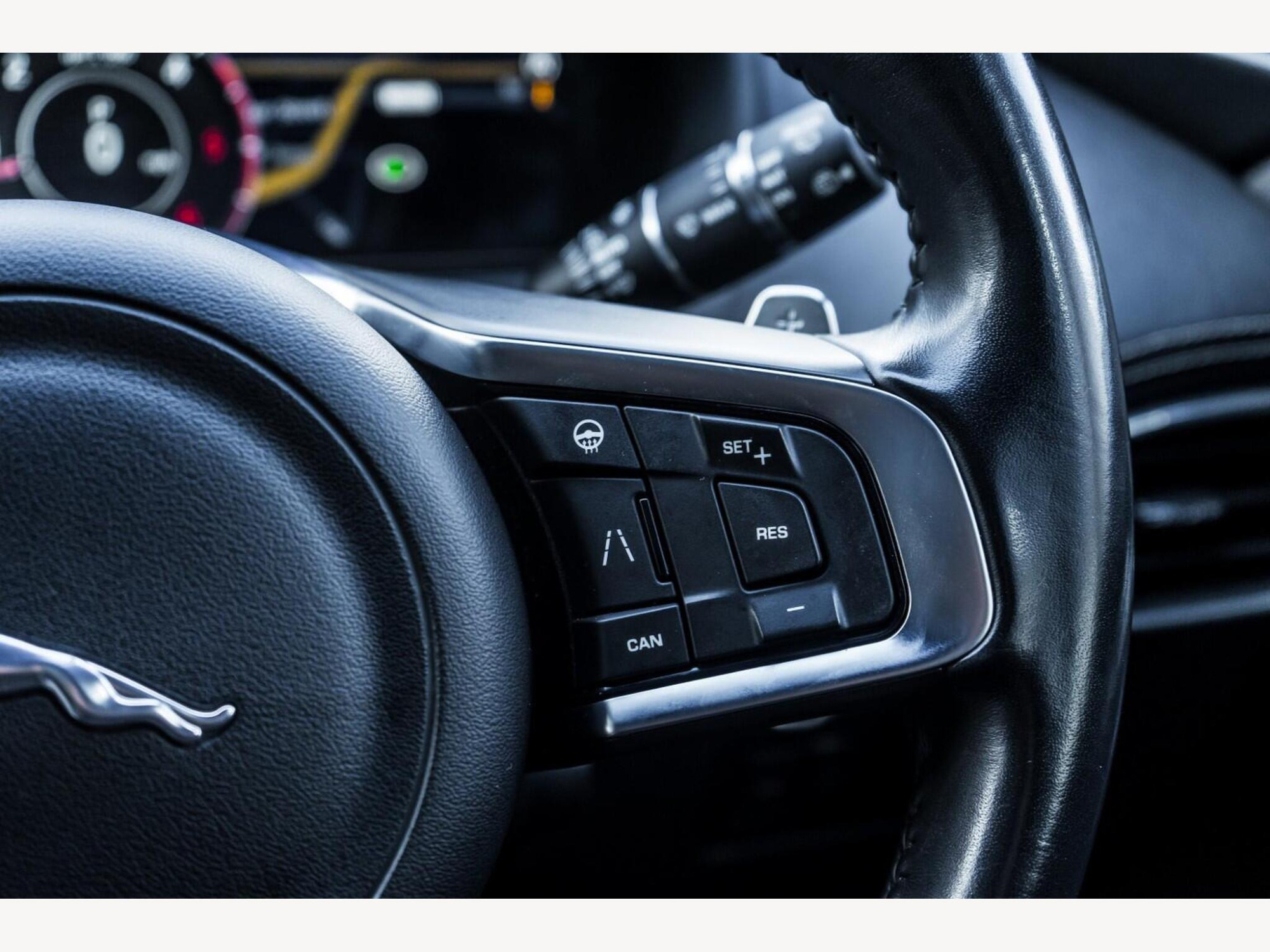 2019 Jaguar F-PACE image 18