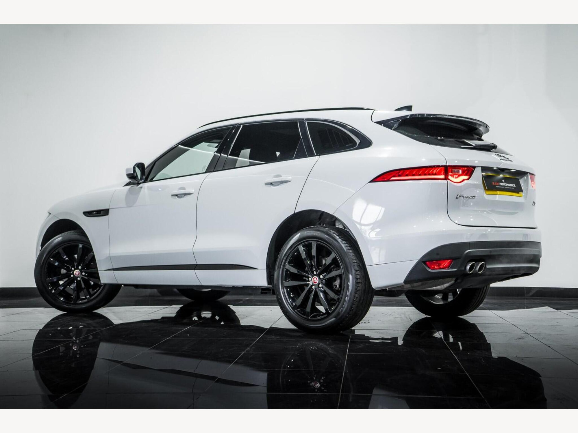 2019 Jaguar F-PACE image 5