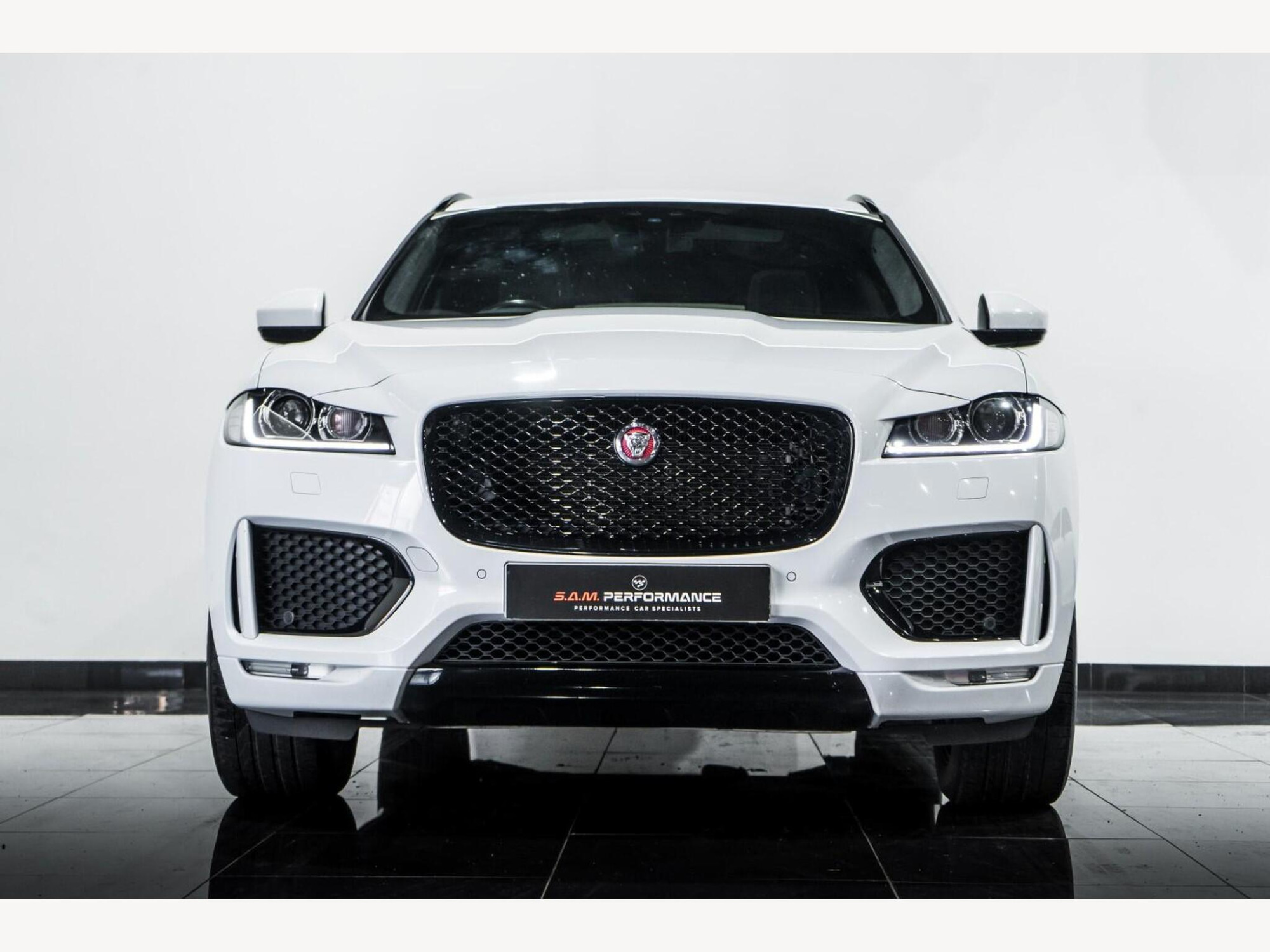 2019 Jaguar F-PACE image 7