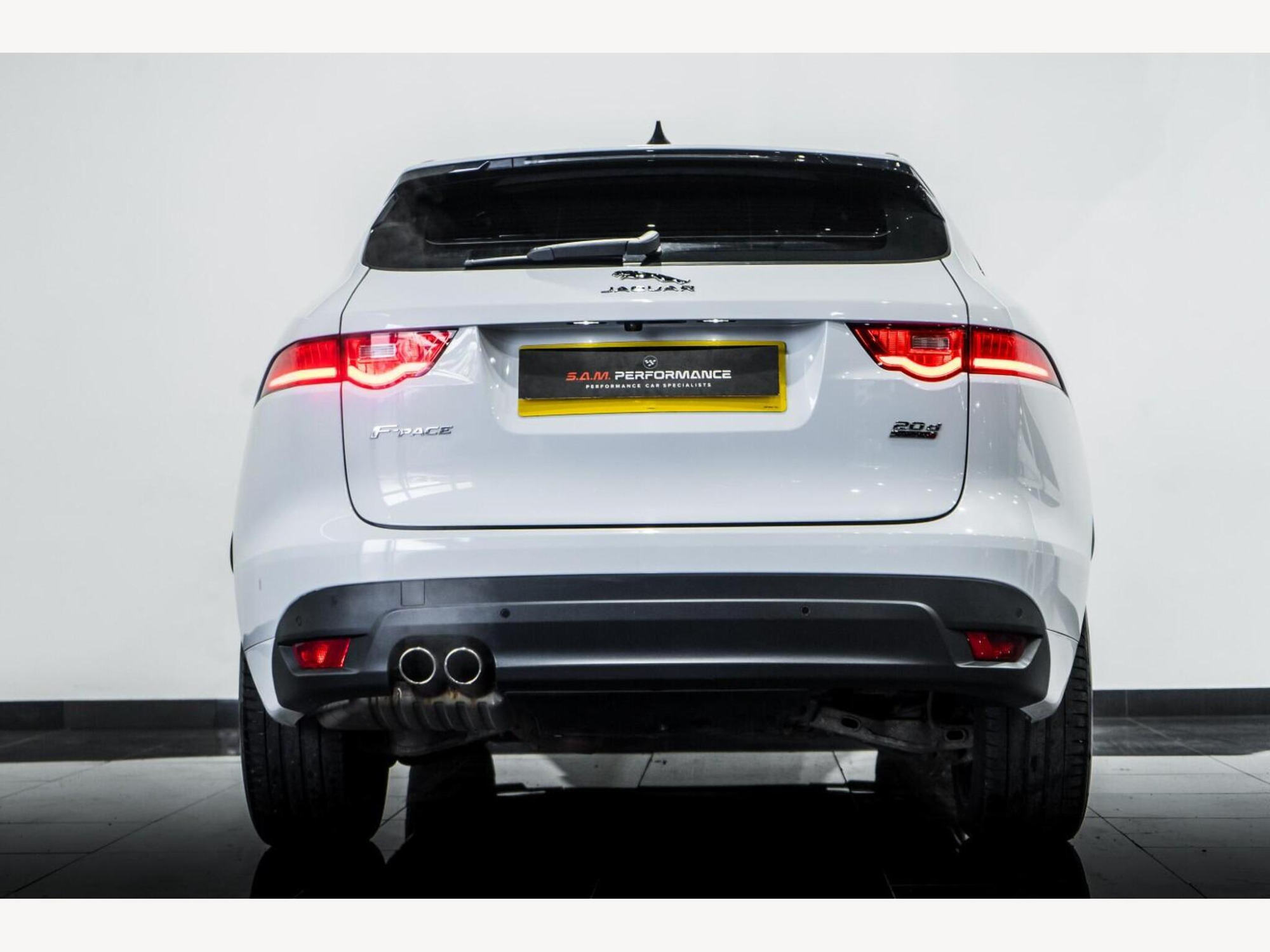 2019 Jaguar F-PACE image 8