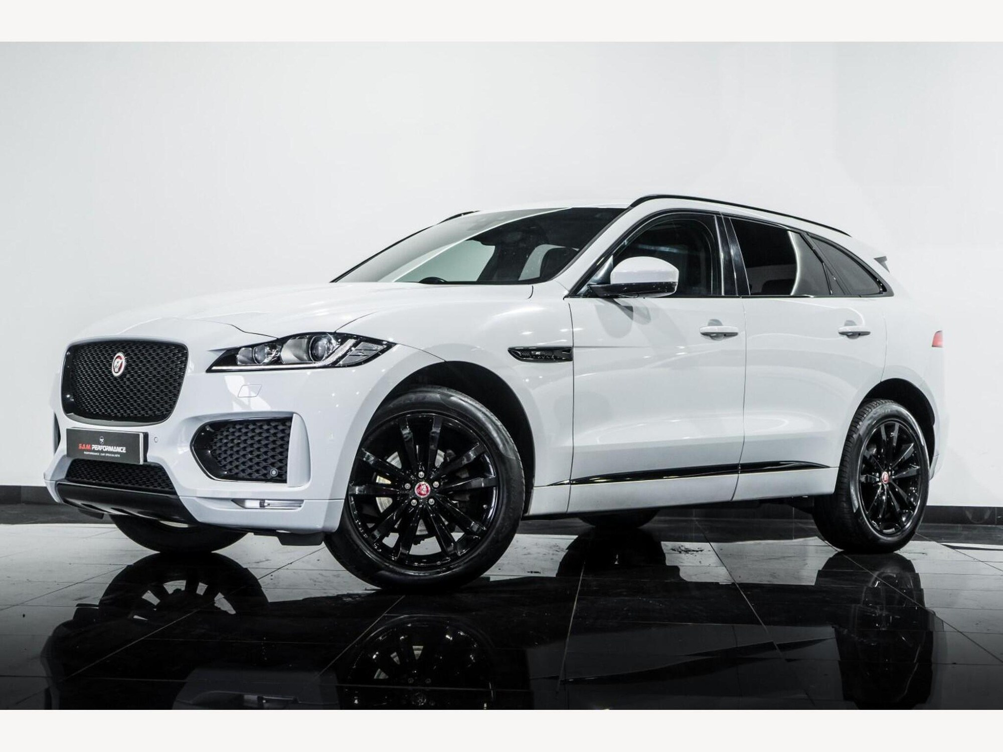 2019 Jaguar F-PACE image 3