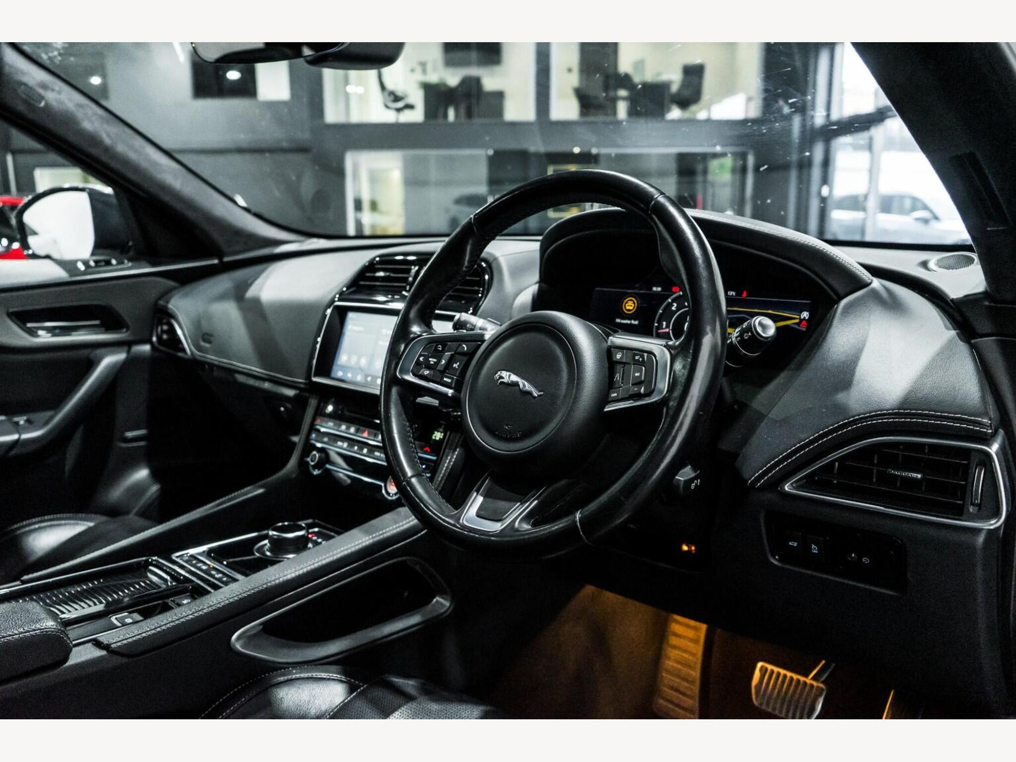 2019 Jaguar F-PACE image 9