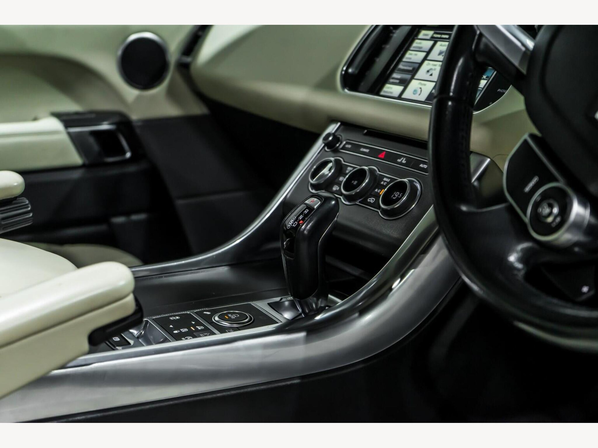 2015 Land Rover RANGE ROVER SPORT image 16