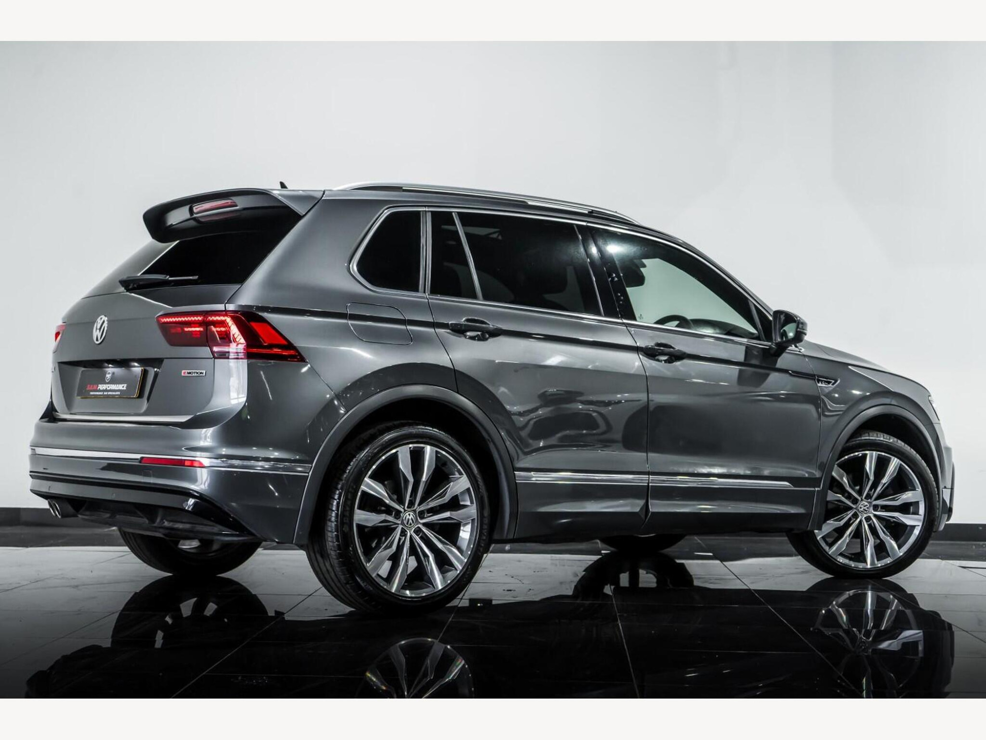 2018 Volkswagen TIGUAN image 3