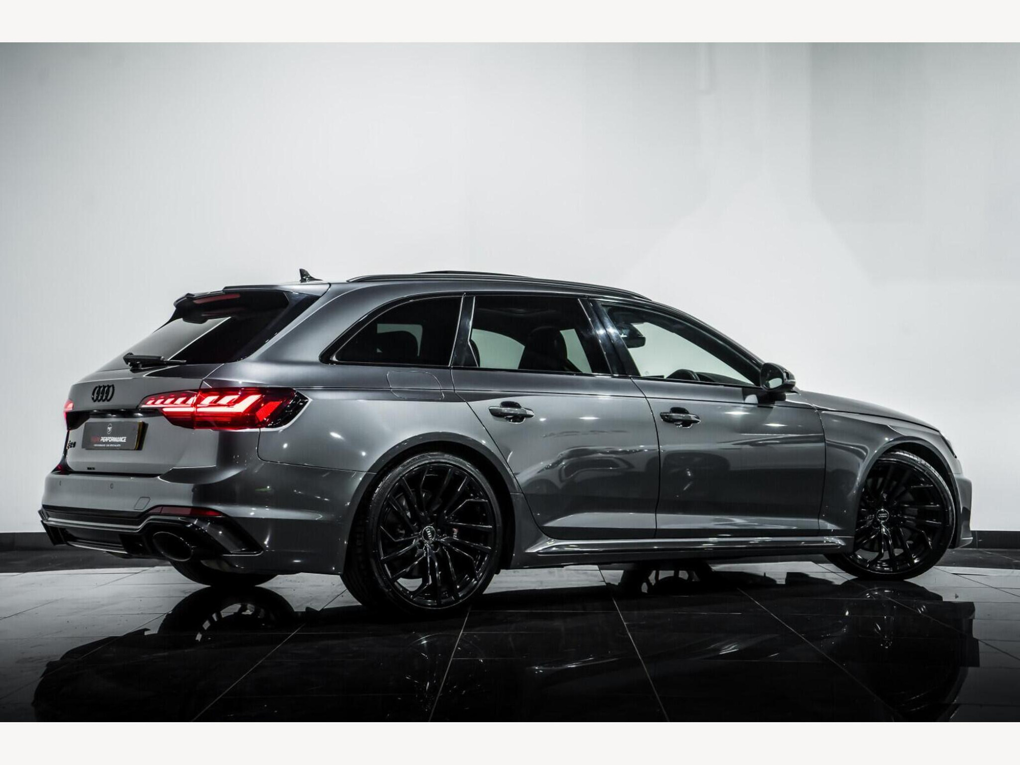 2020 Audi RS4 Avant image 3