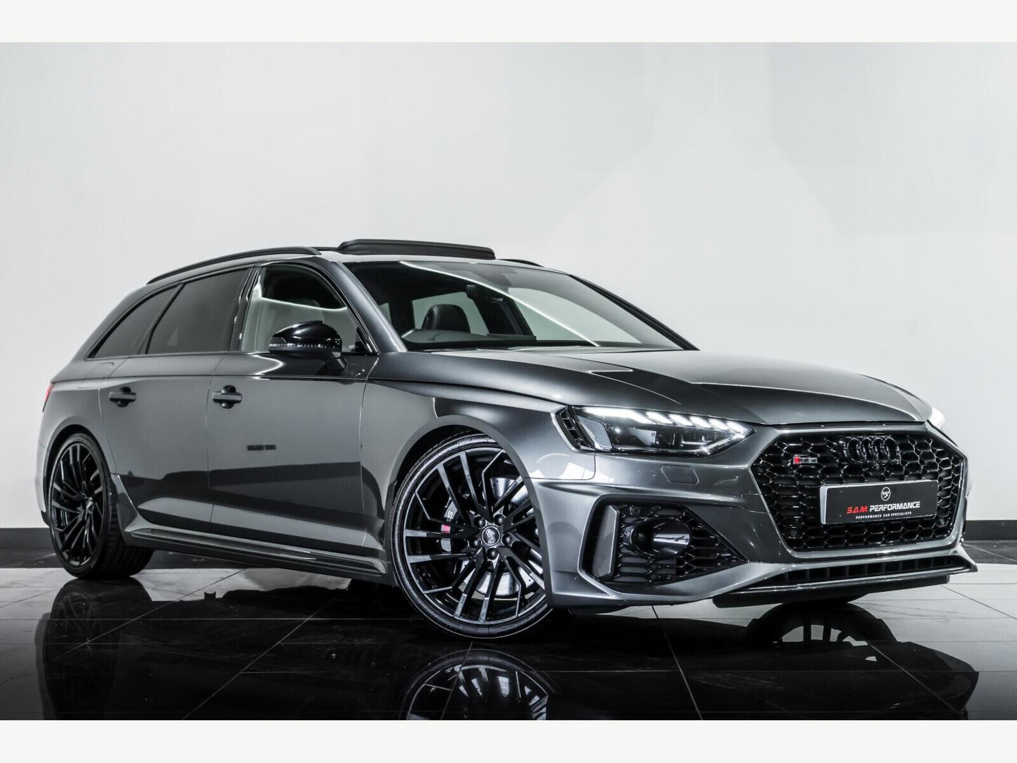 2020 Audi RS4 Avant image 1