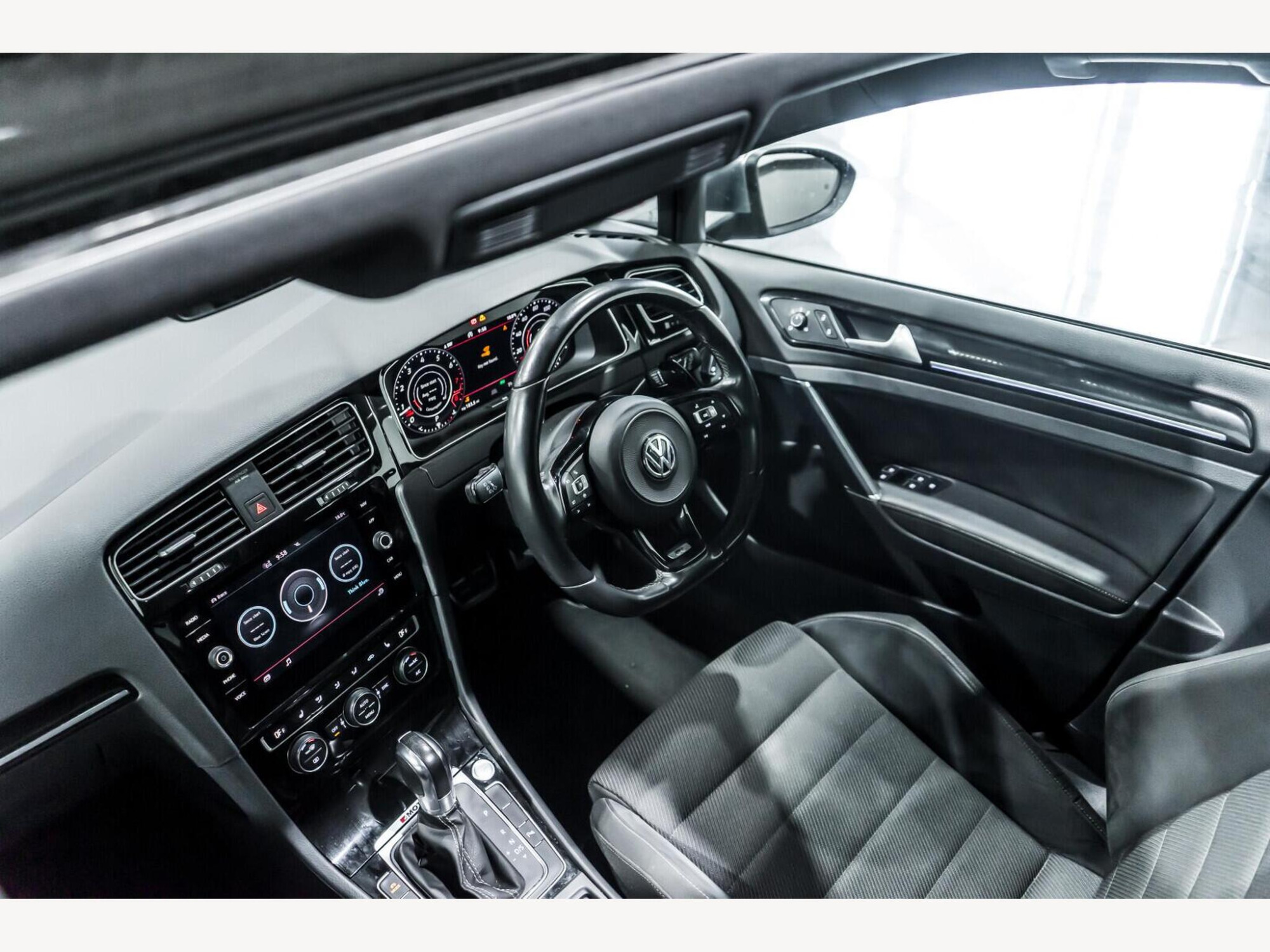 2019 Volkswagen Golf image 10