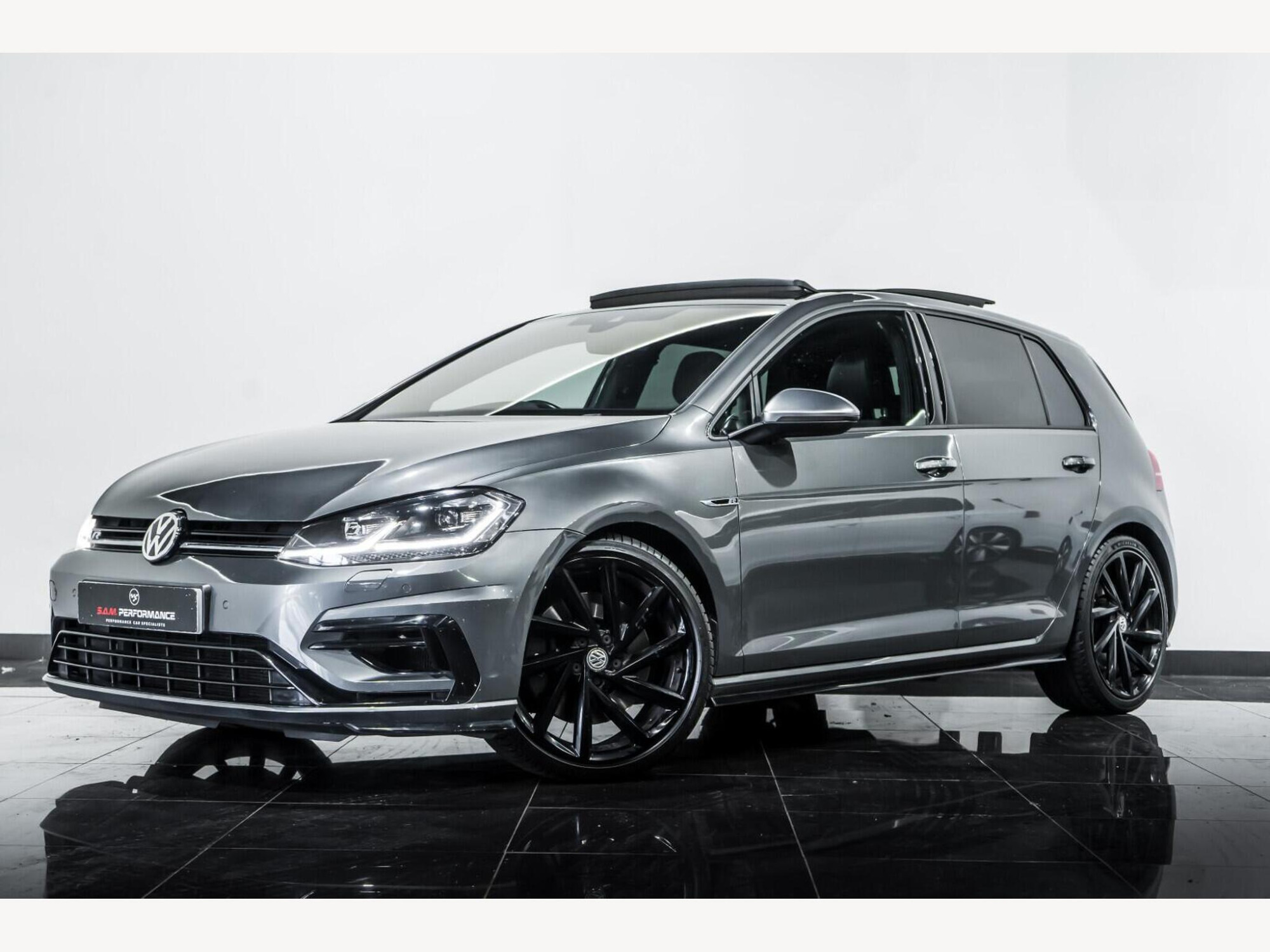 2019 Volkswagen Golf image 2