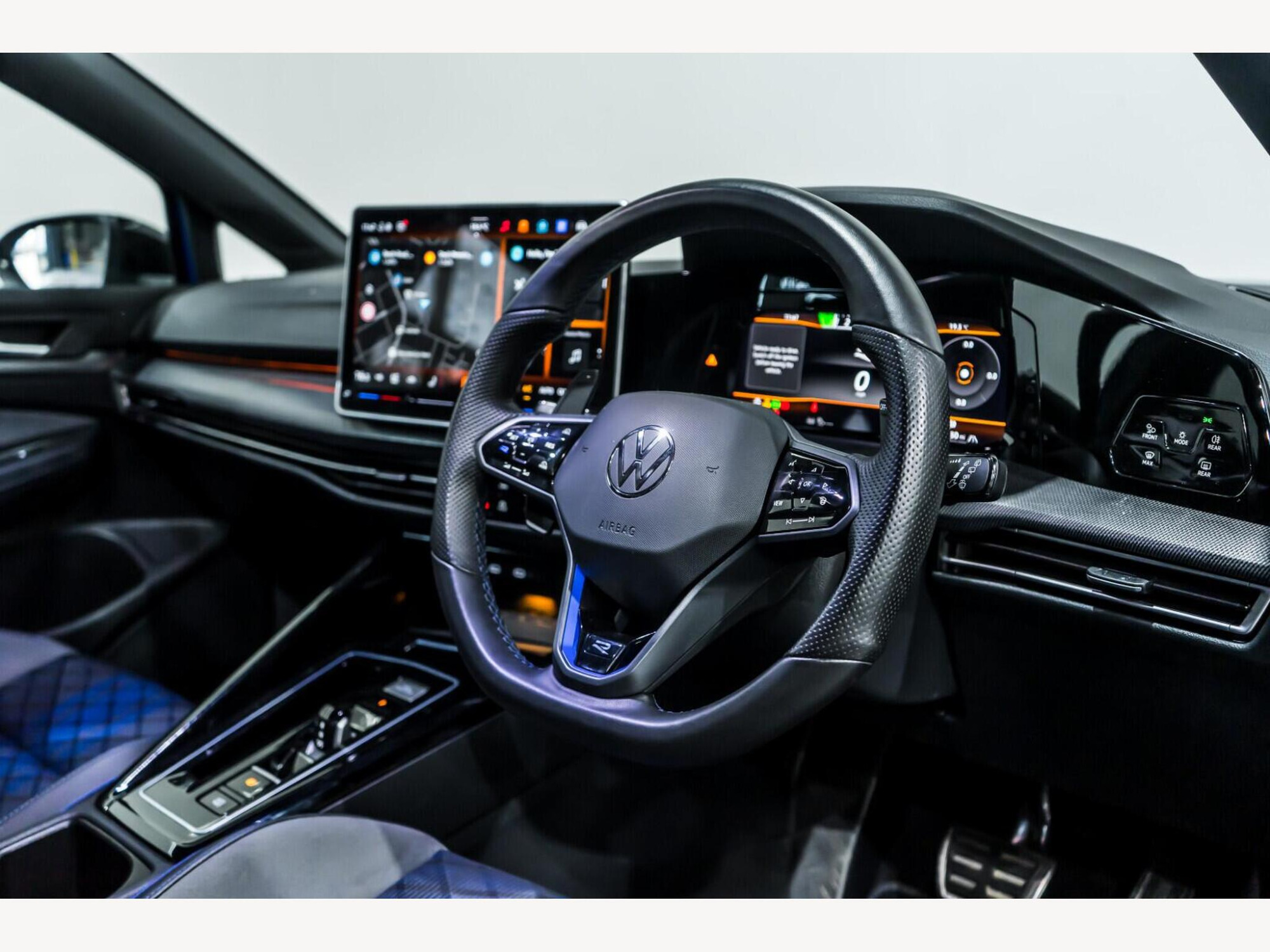 2025 Volkswagen Golf image 10