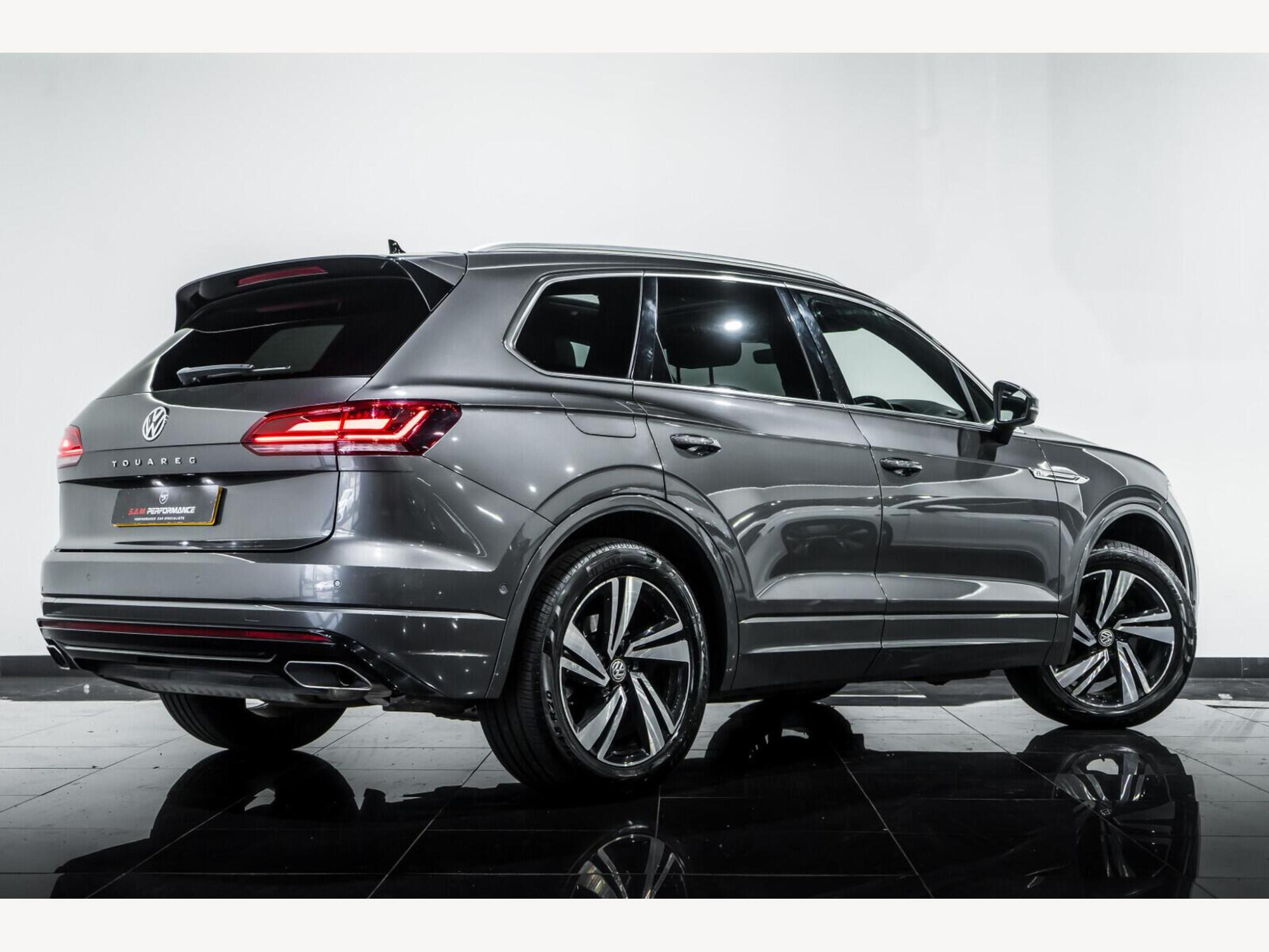 2019 Volkswagen Touareg image 3