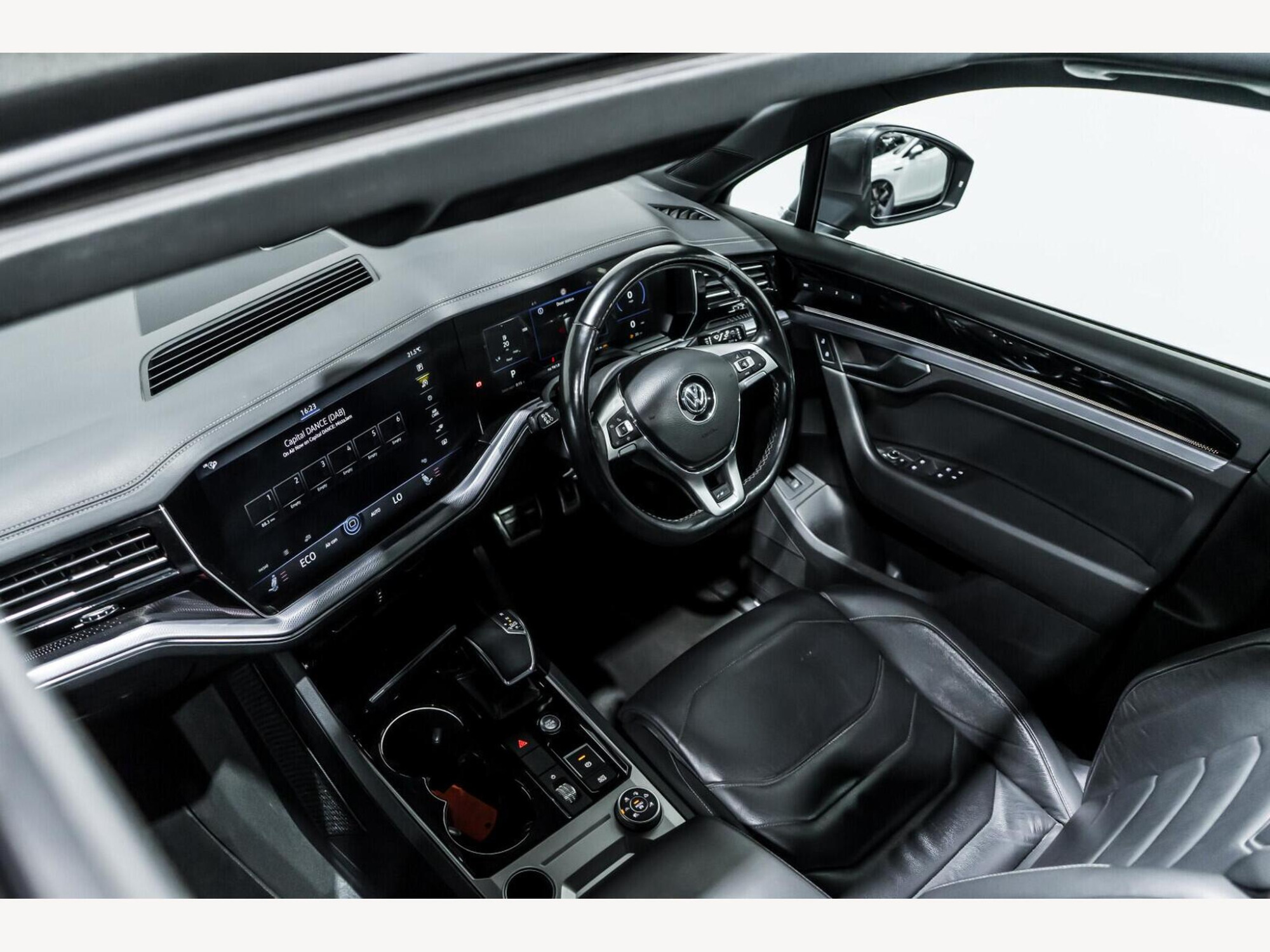 2019 Volkswagen Touareg image 11