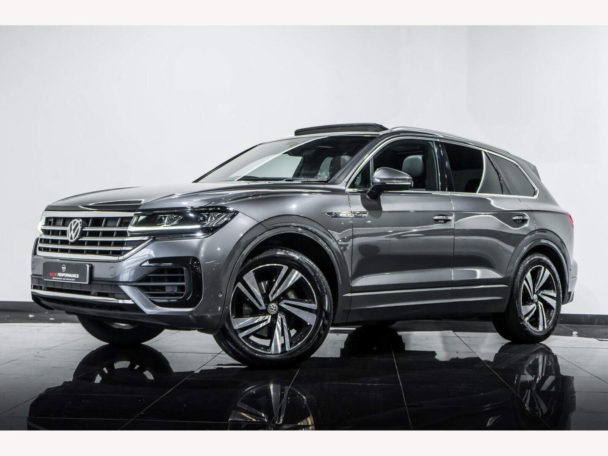 2019 Volkswagen Touareg image 2