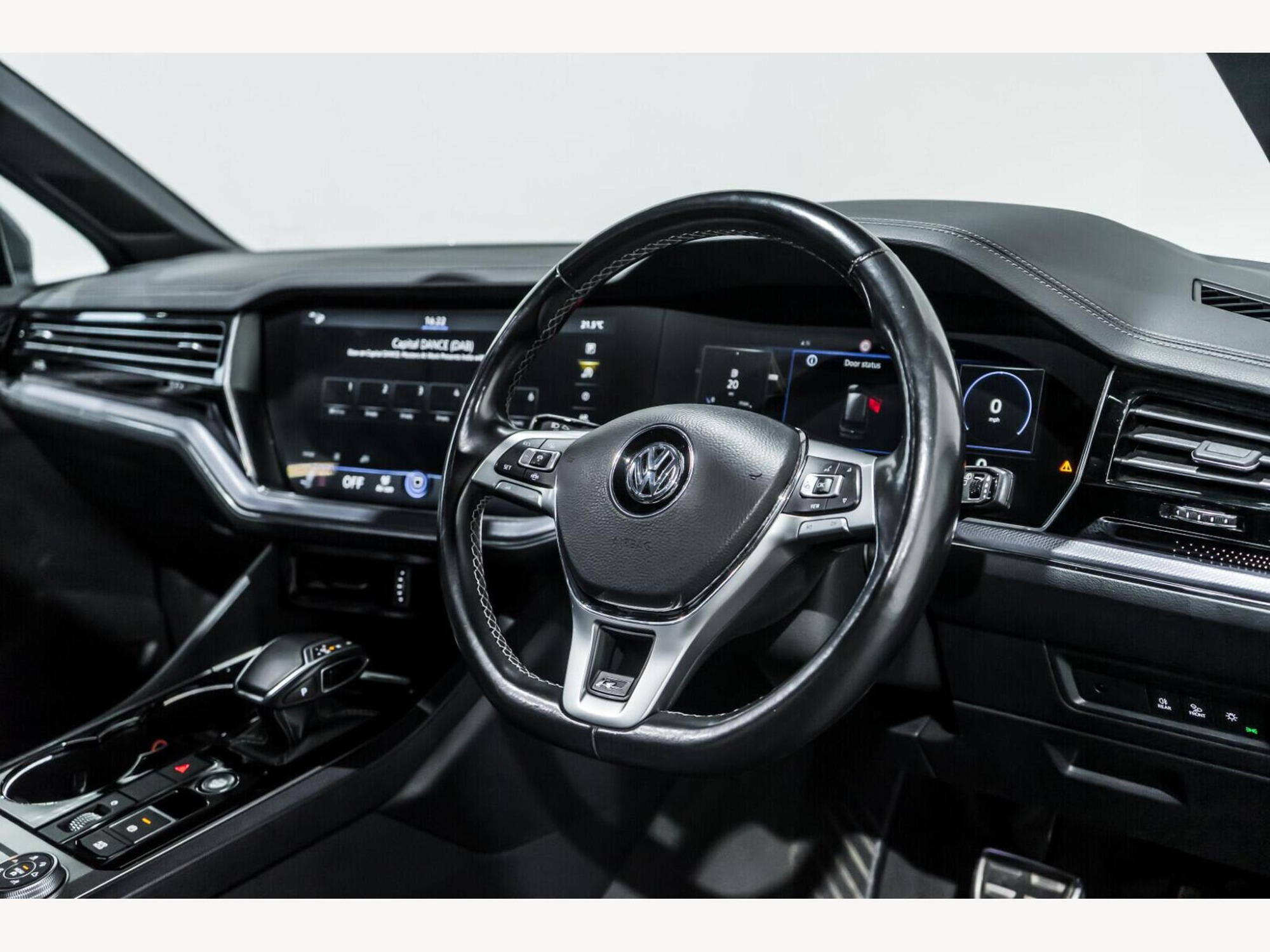 2019 Volkswagen Touareg image 10