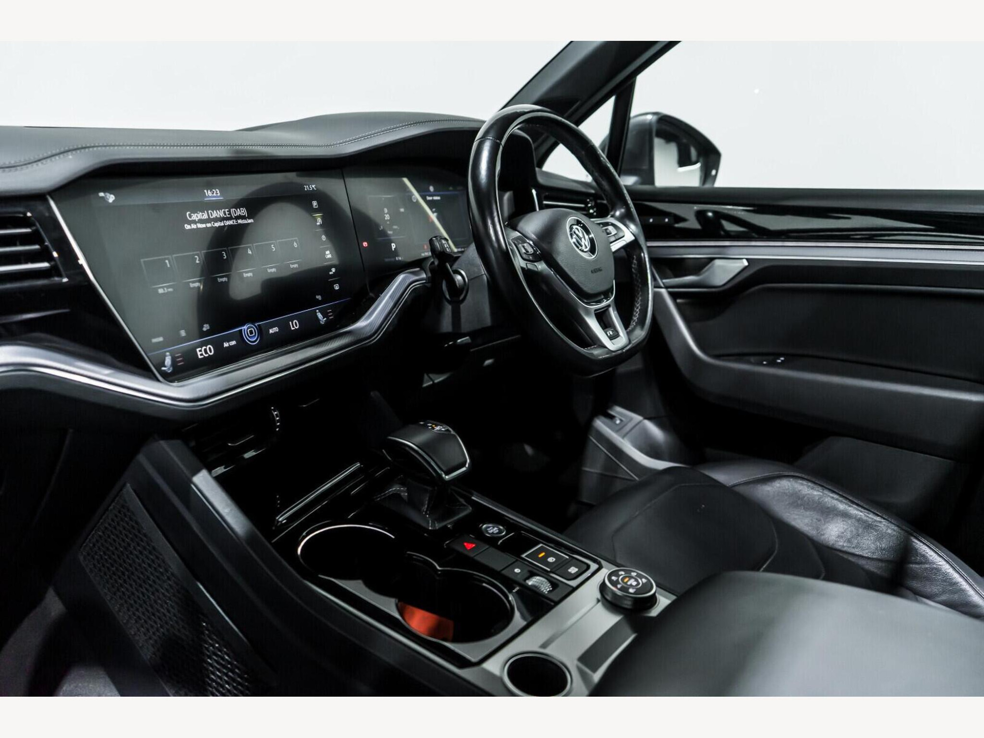 2019 Volkswagen Touareg image 15
