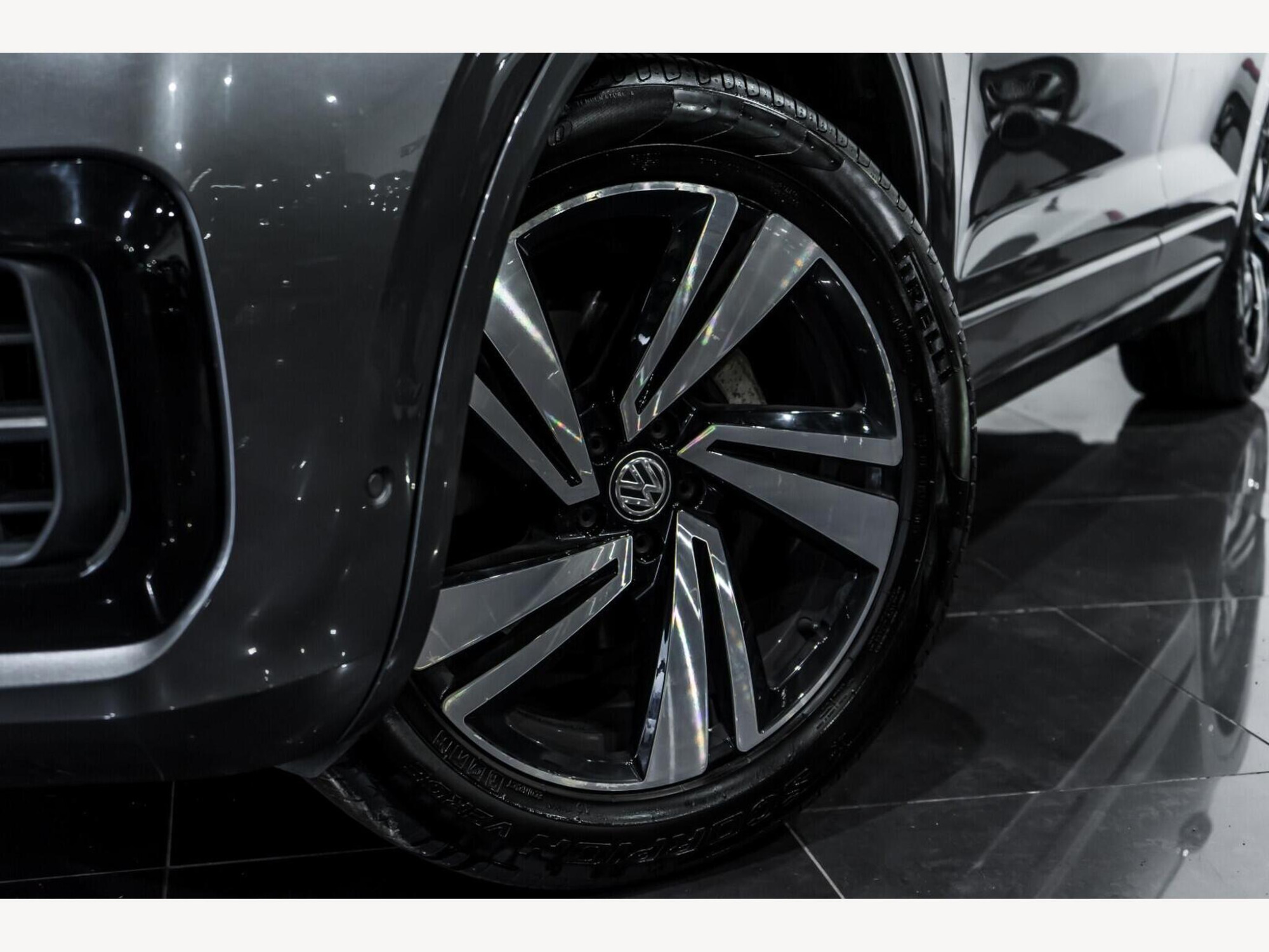 2019 Volkswagen Touareg image 8
