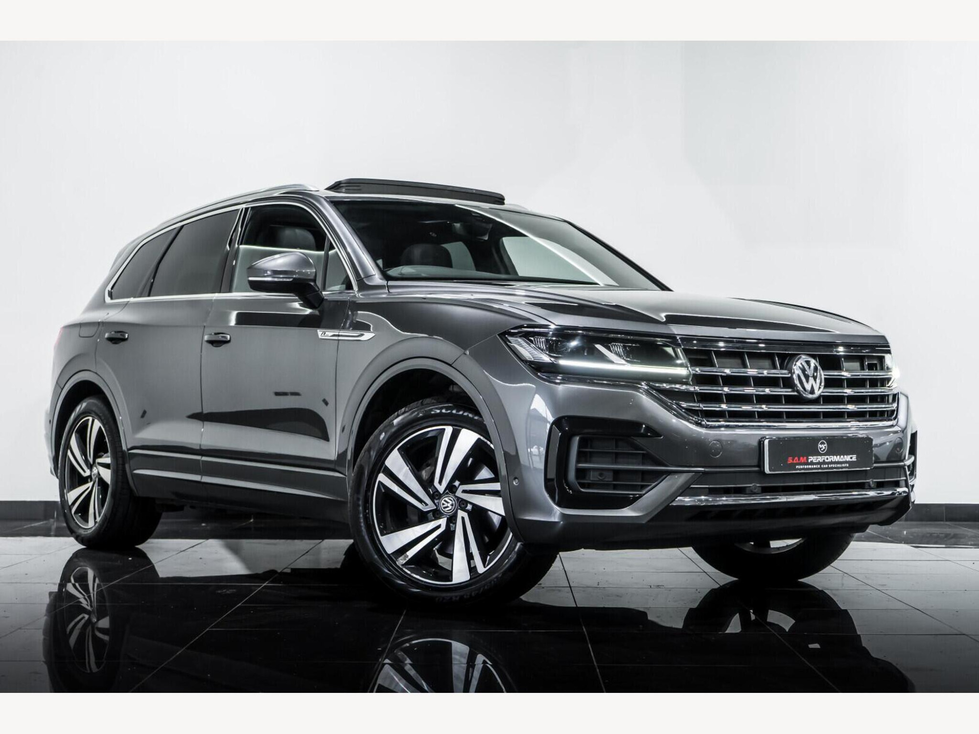 2019 Volkswagen Touareg image 1