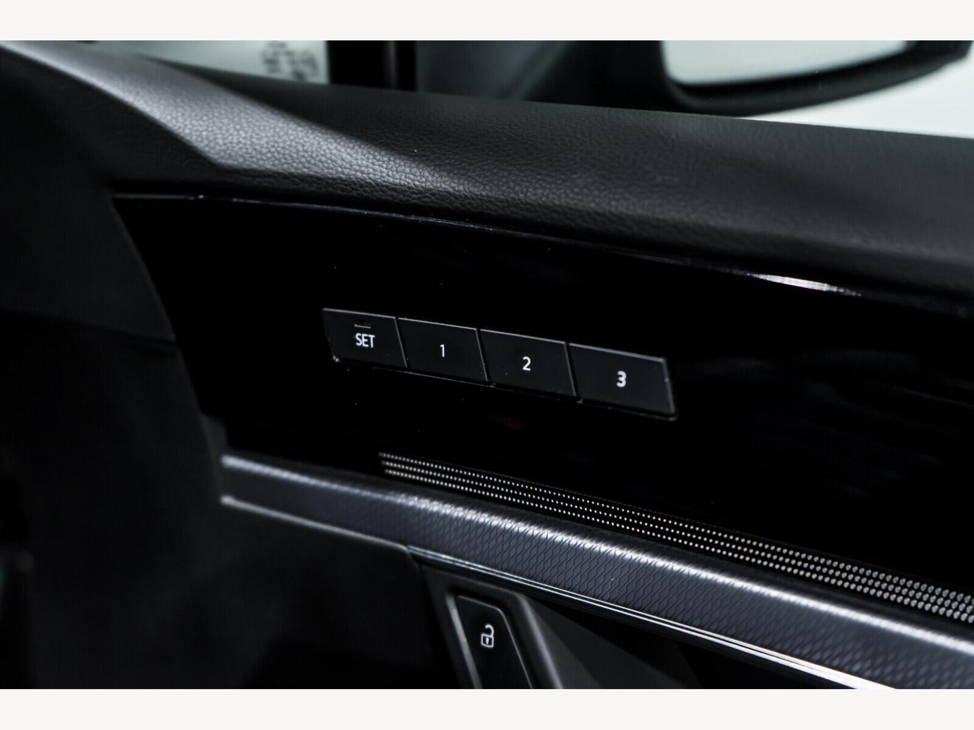 2019 Volkswagen Touareg image 17