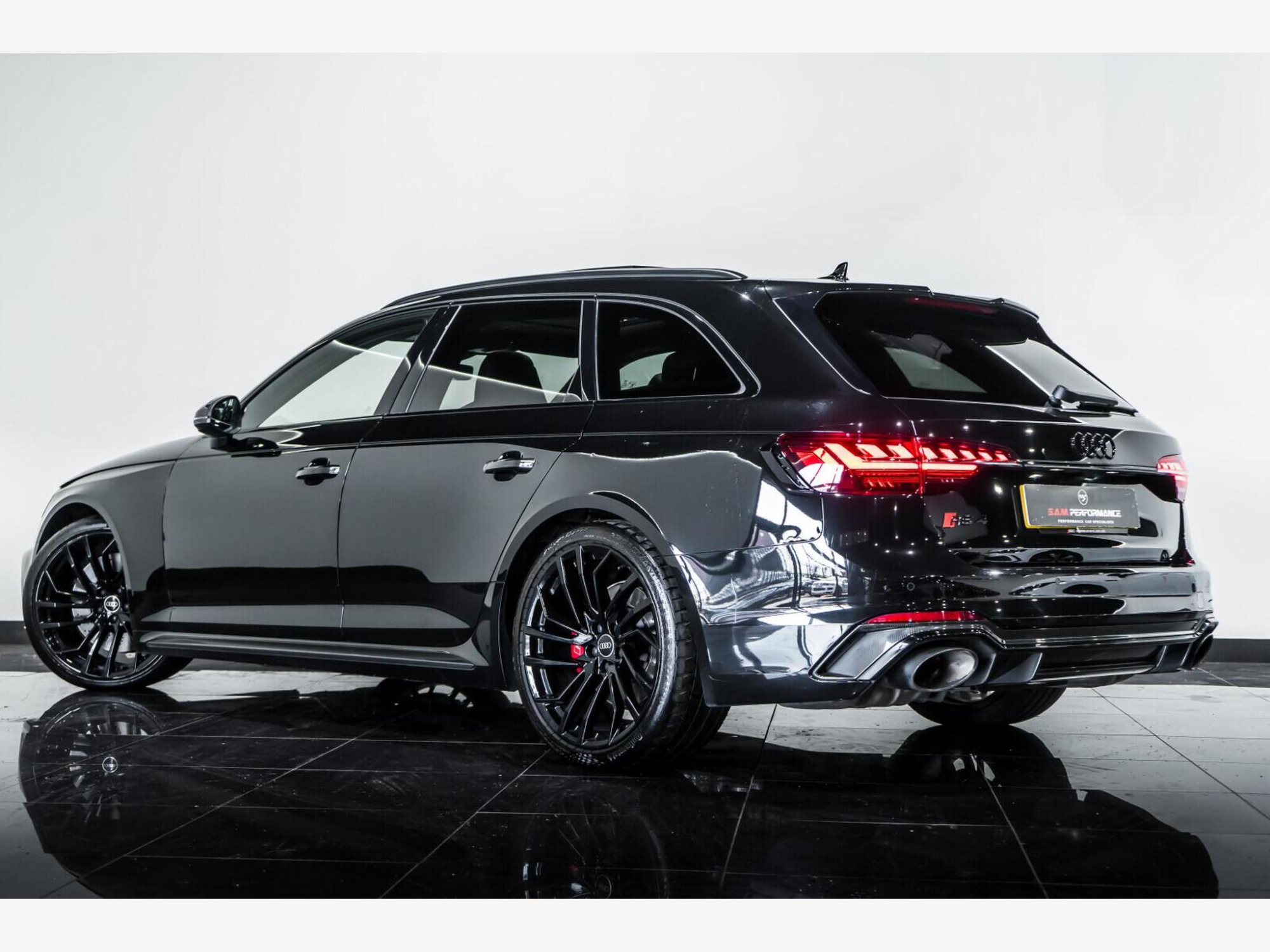 2021 Audi RS4 Avant image 4