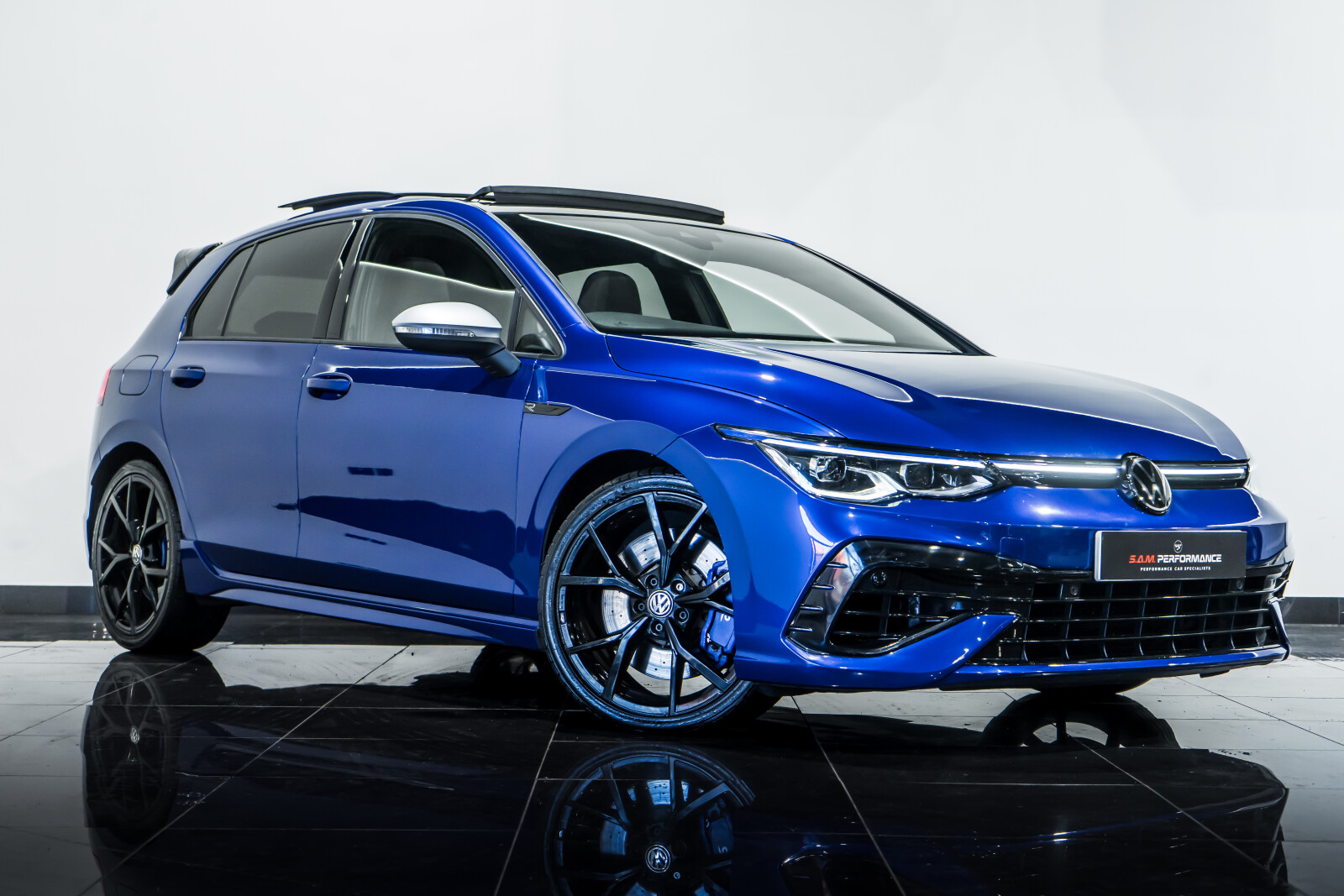 2023 Volkswagen Golf image 1