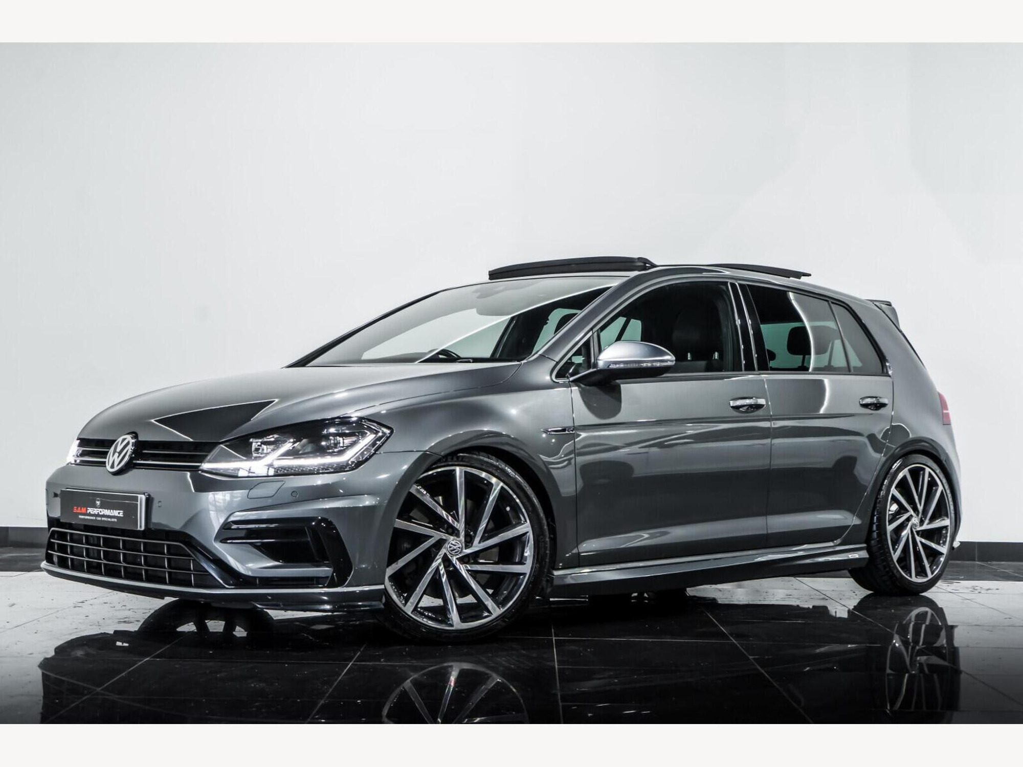 2019 Volkswagen Golf image 2