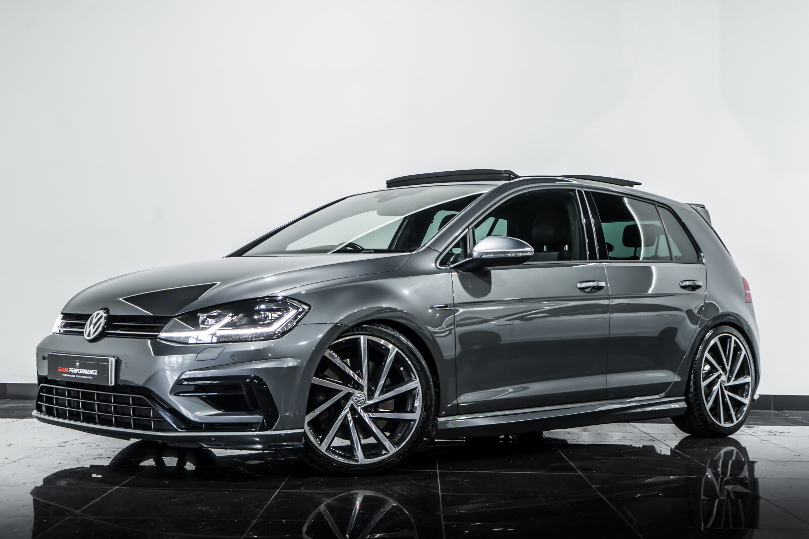 2019 Volkswagen Golf image 2
