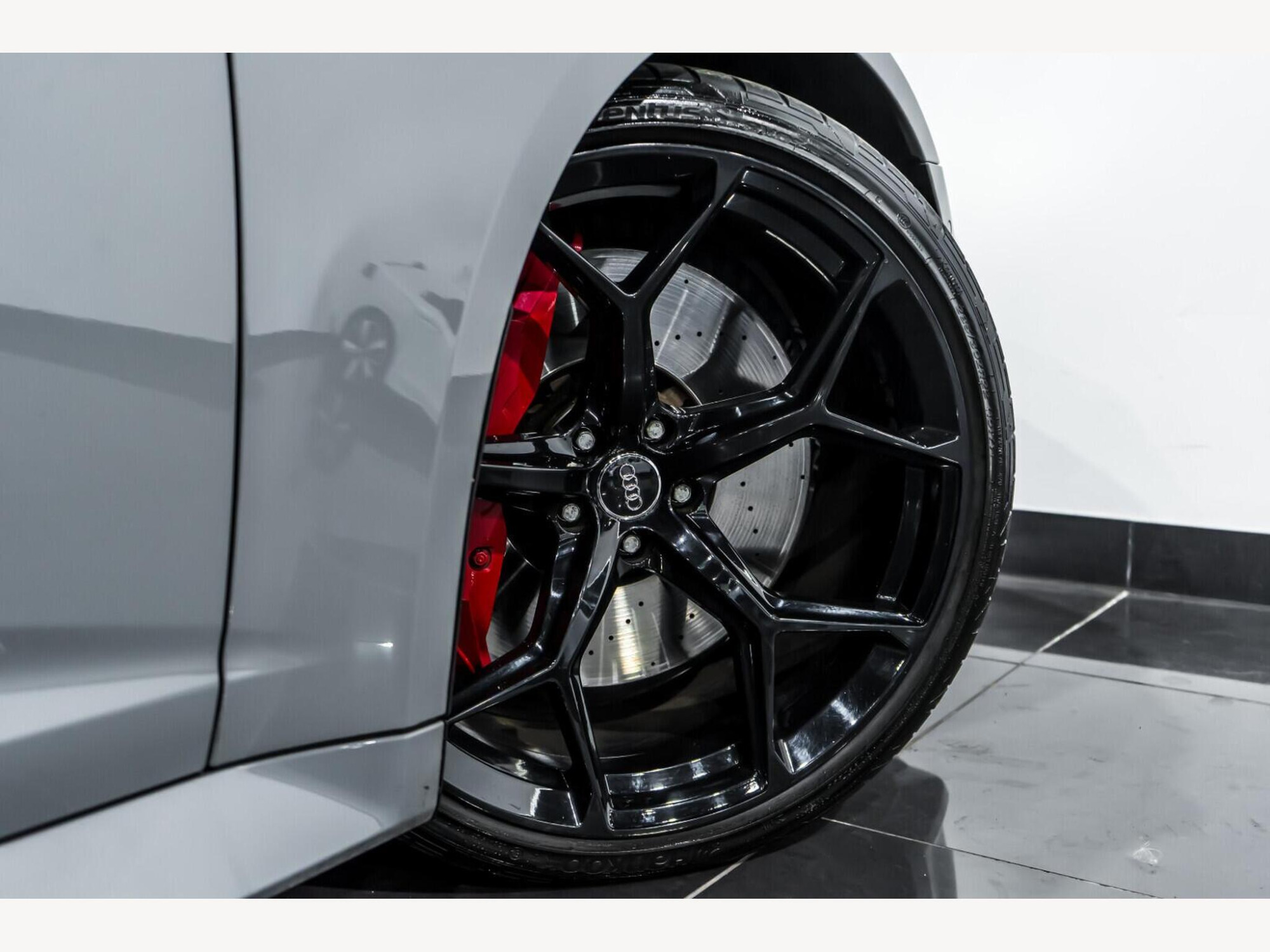 2022 Audi RS6 Avant image 9