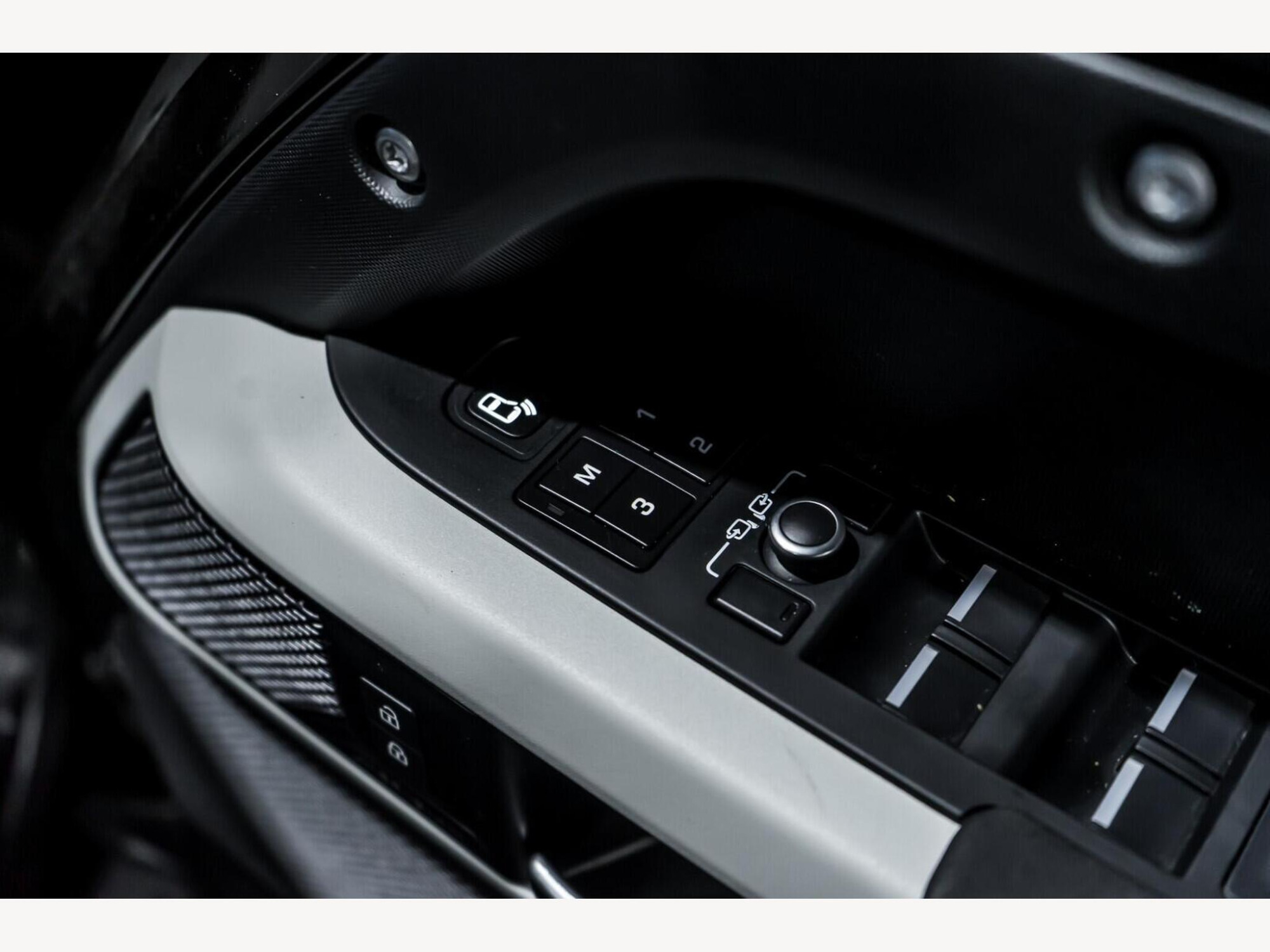 2021 Land Rover Defender 110 image 23