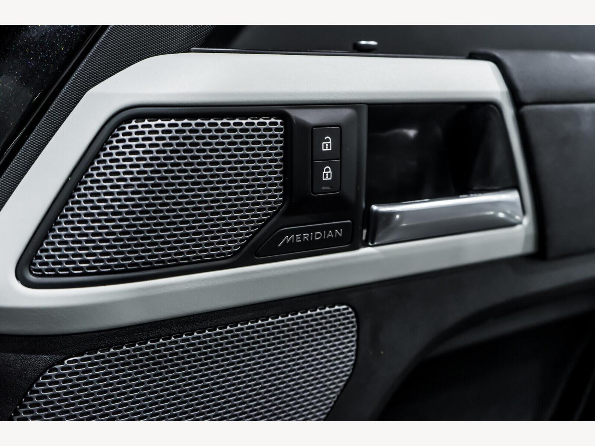 2021 Land Rover Defender 110 image 18