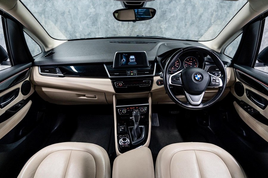 BMW 2 Series Active Tourer photo 2