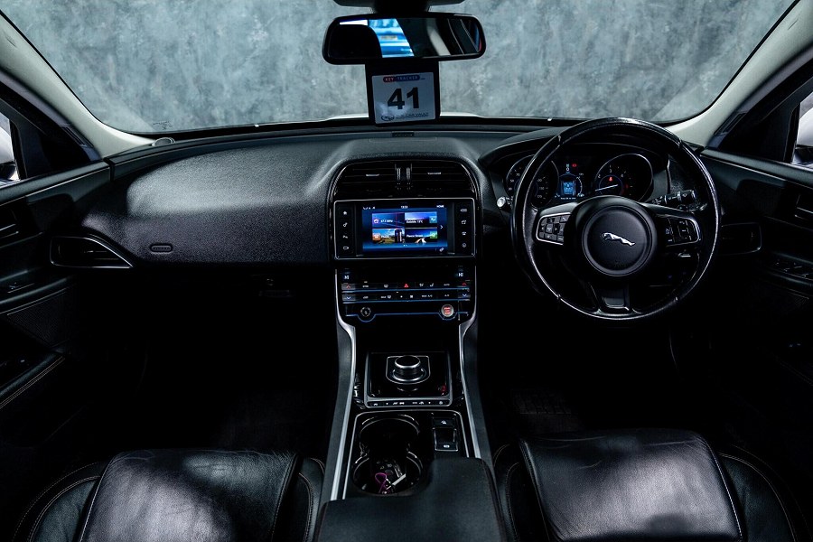 Jaguar XE photo 2