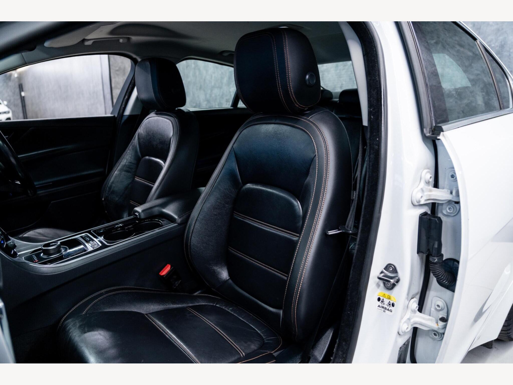 2017 Jaguar XE image 34