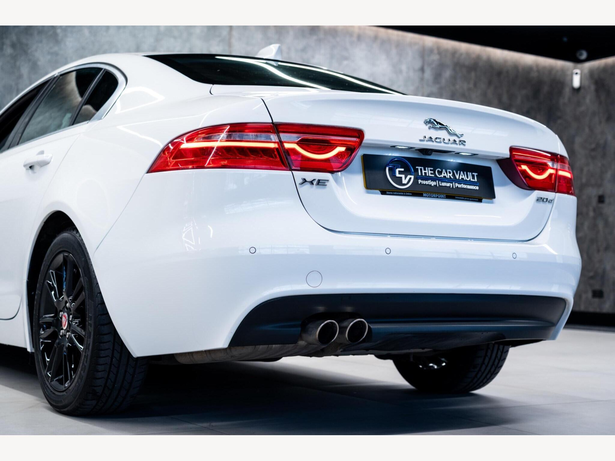 2017 Jaguar XE image 11