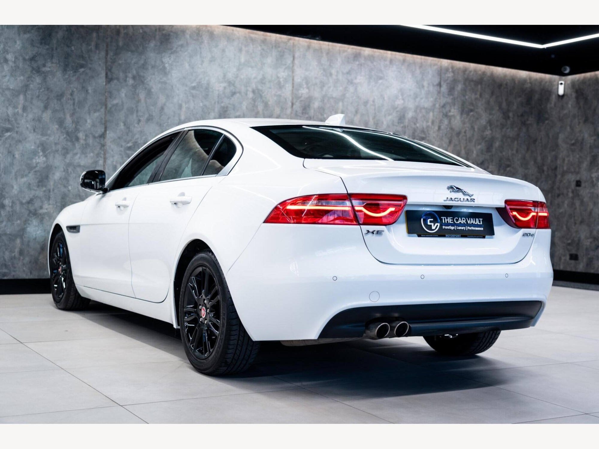 2017 Jaguar XE image 6