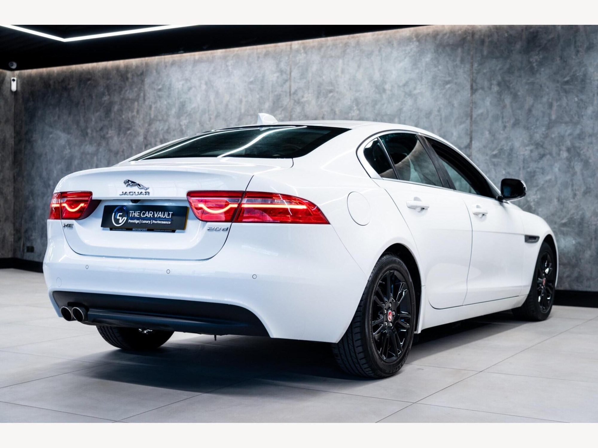2017 Jaguar XE image 7