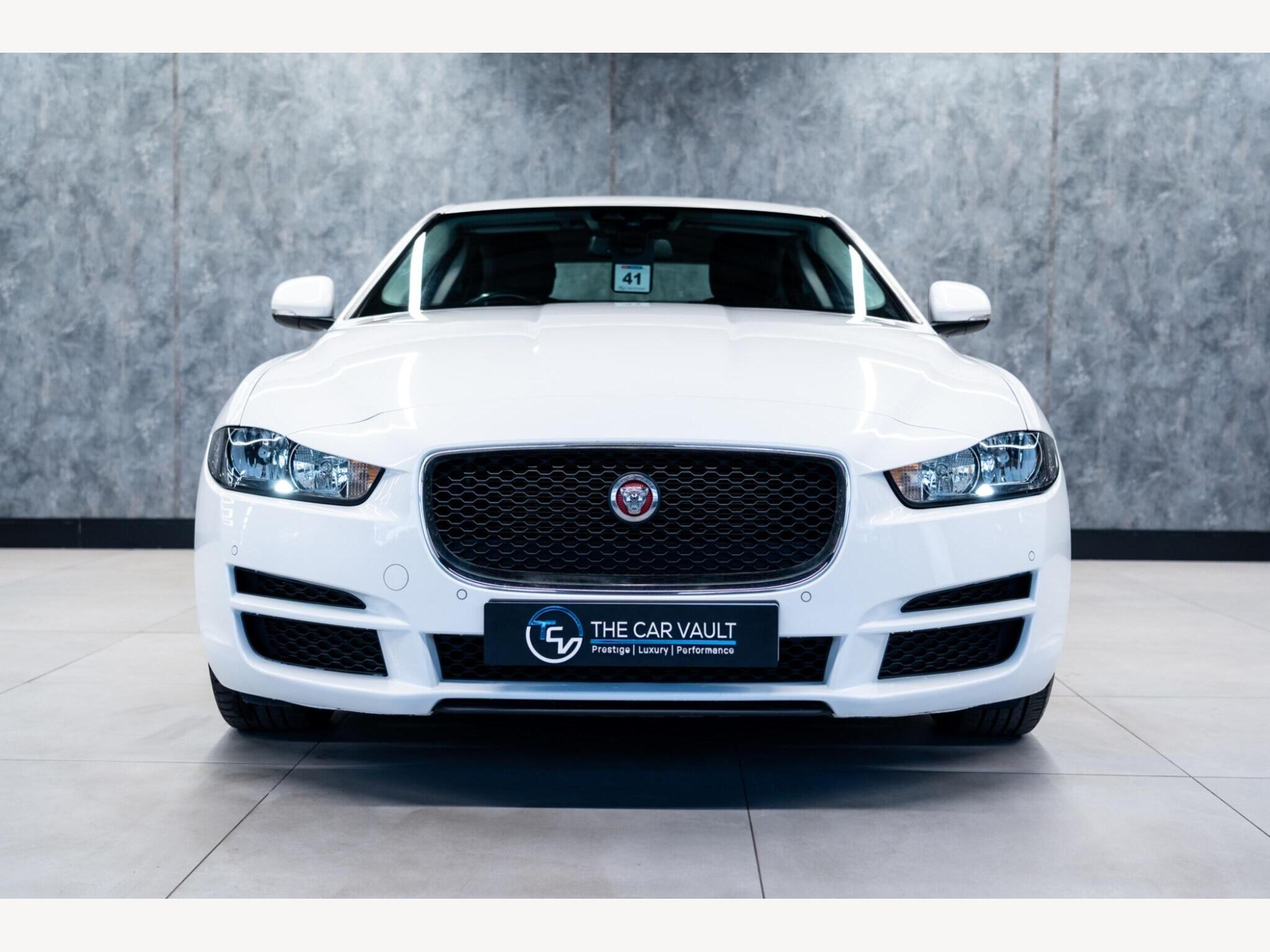 2017 Jaguar XE image 4