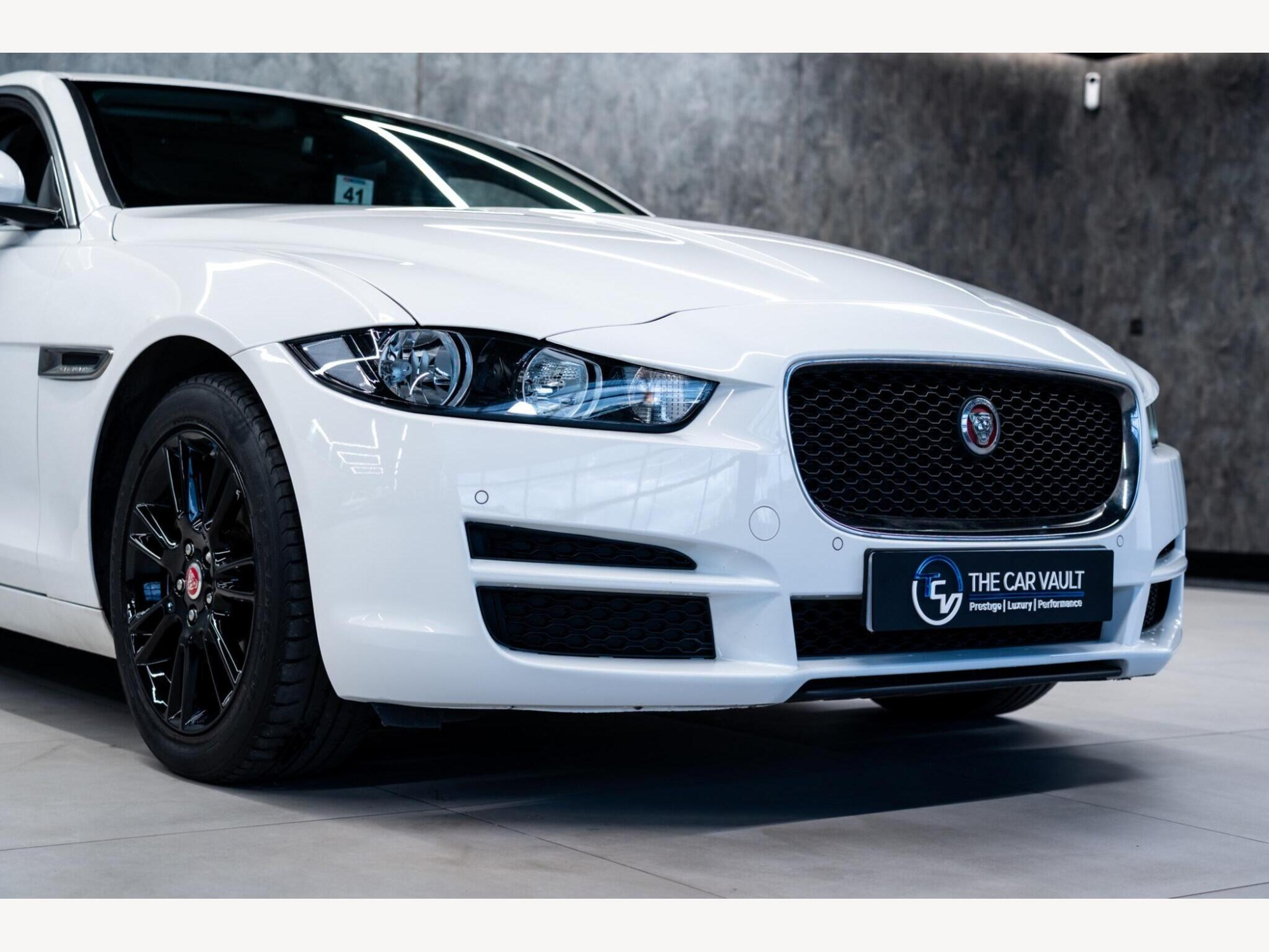 2017 Jaguar XE image 9