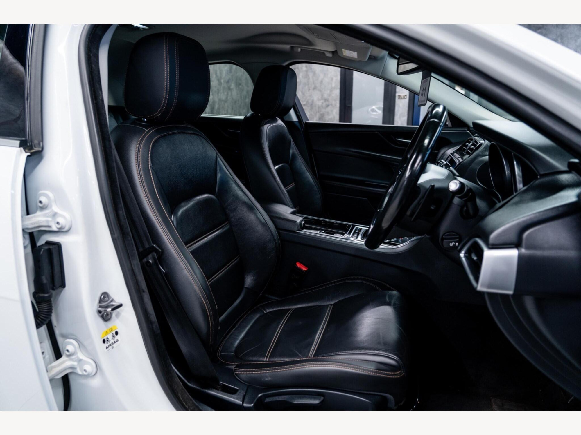 2017 Jaguar XE image 32