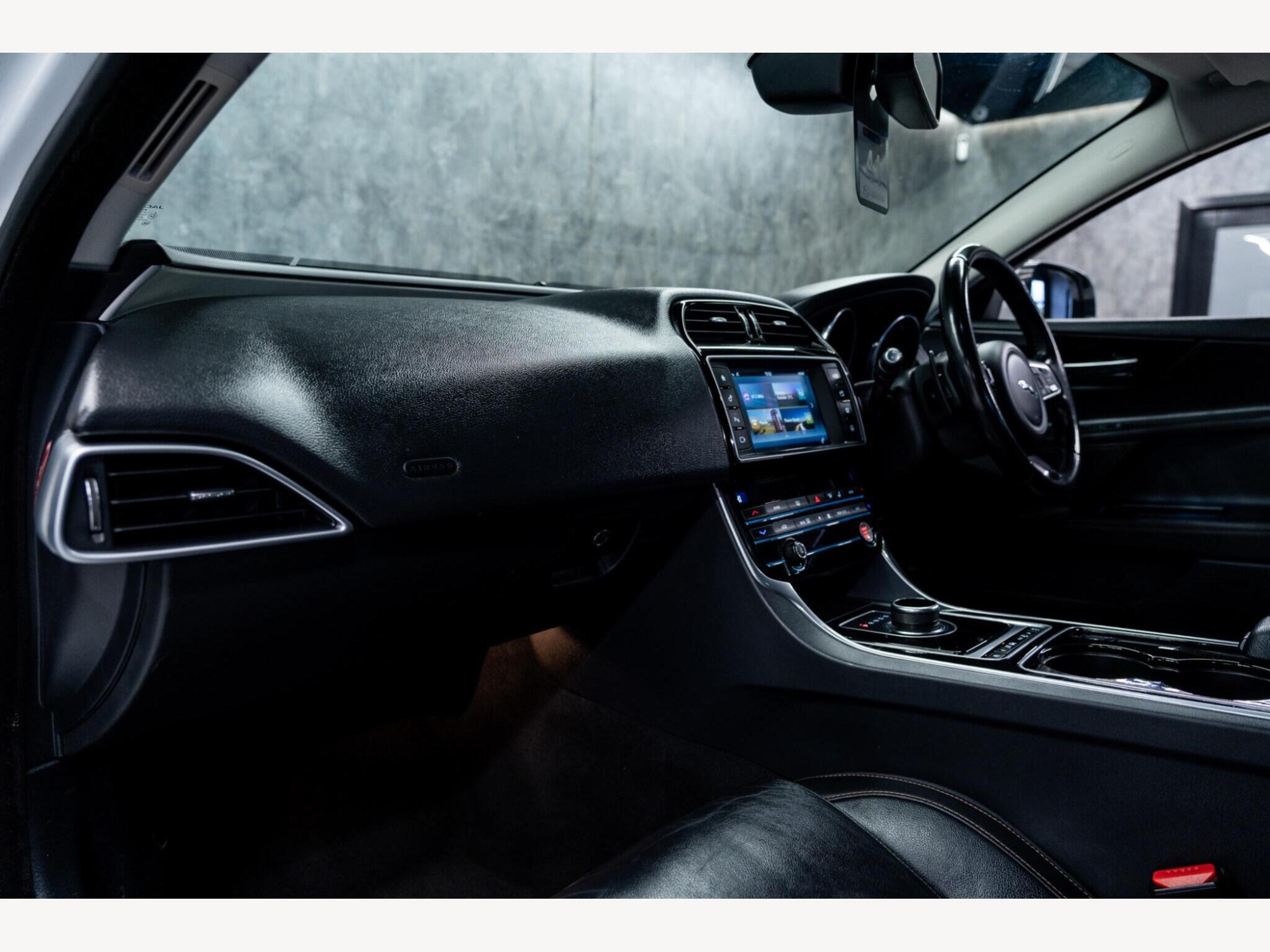 2017 Jaguar XE image 30