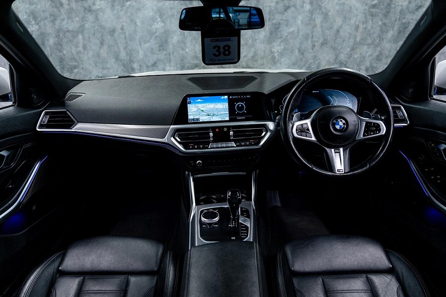 BMW 3 Series photo 2