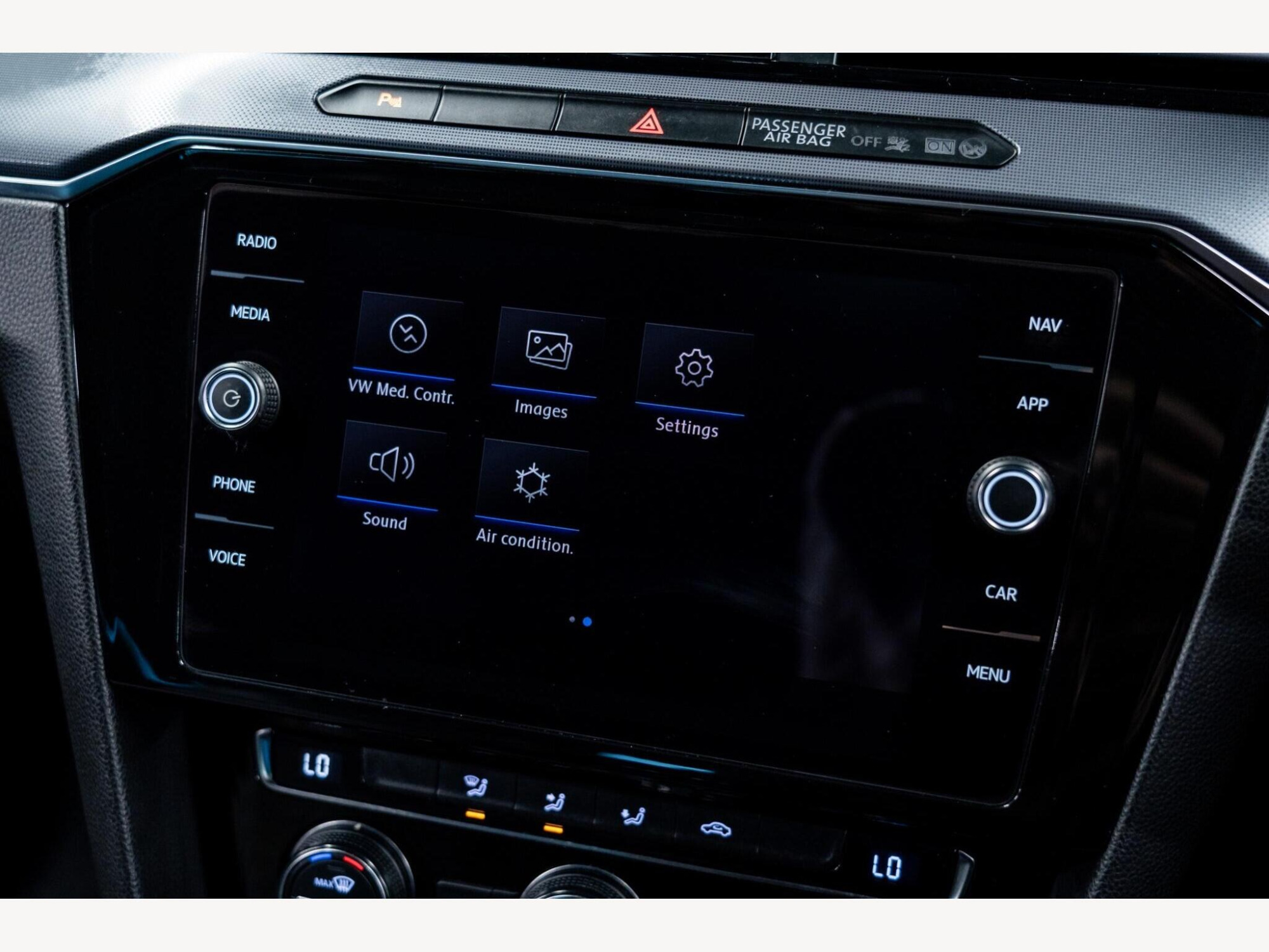 2018 Volkswagen Passat image 25