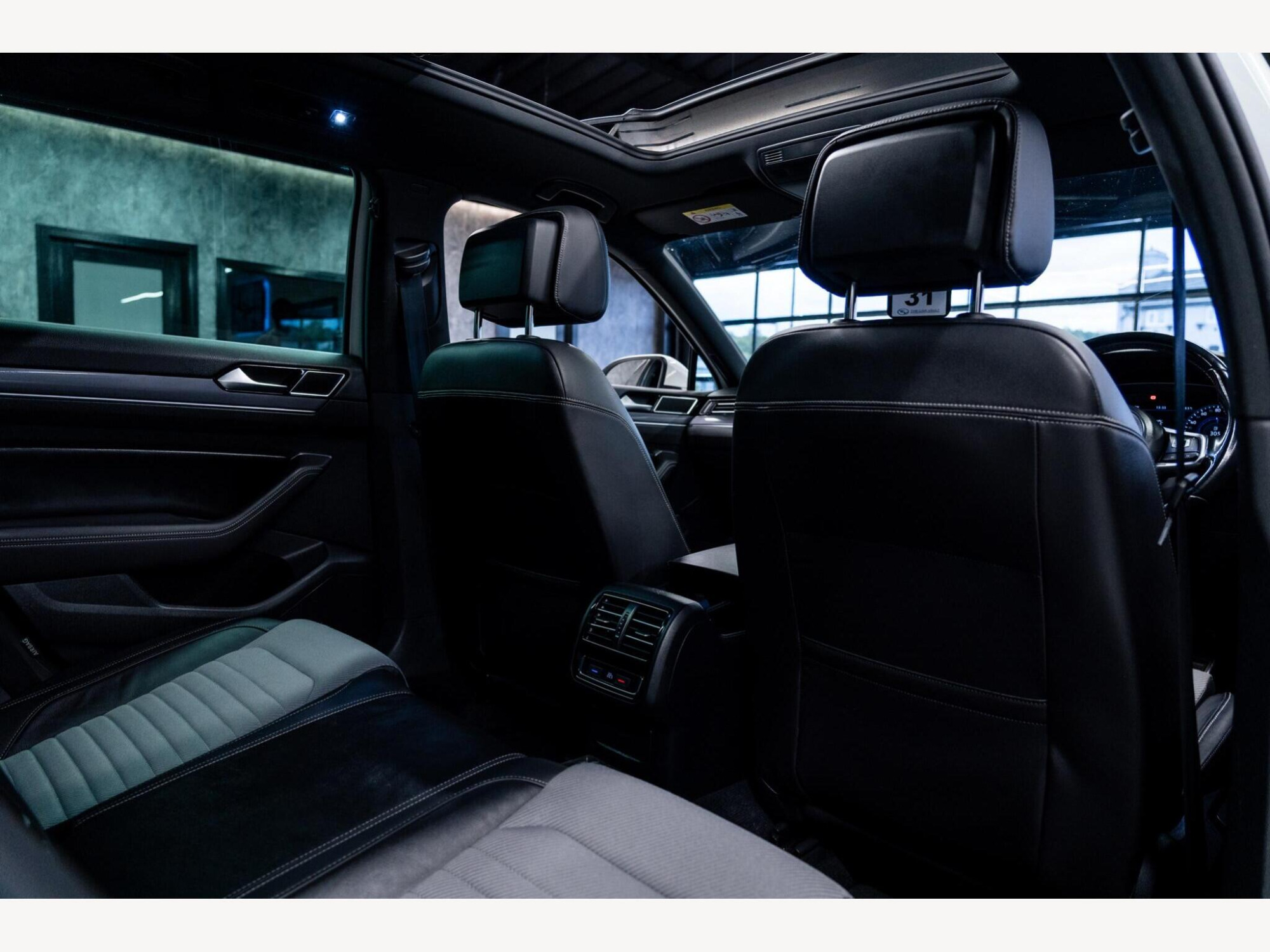 2018 Volkswagen Passat image 37