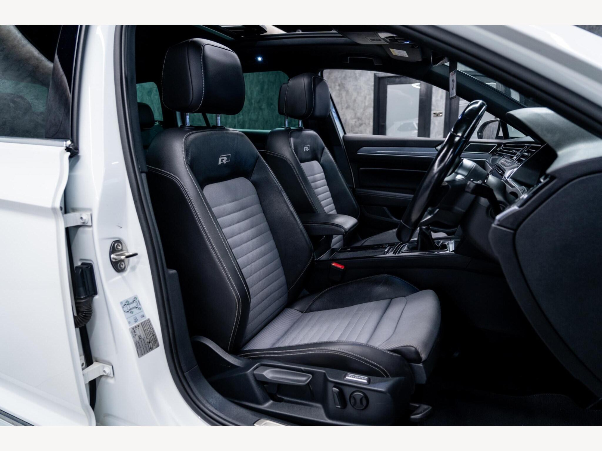 2018 Volkswagen Passat image 36