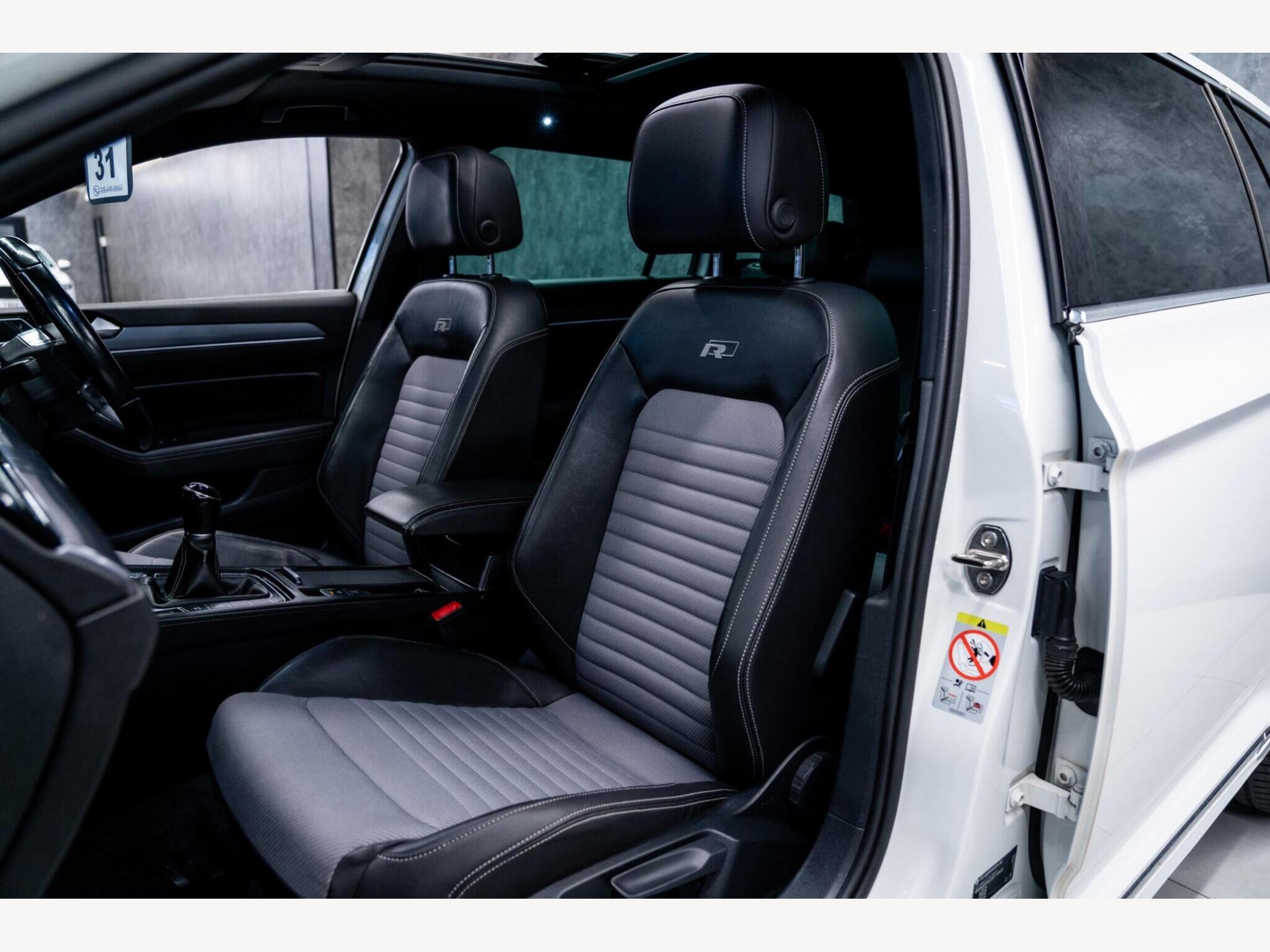 2018 Volkswagen Passat image 38