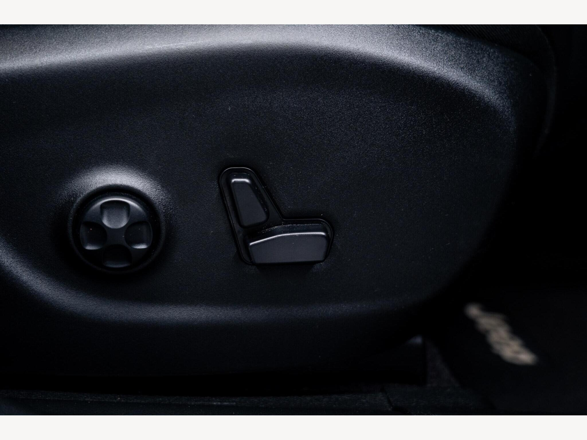 2017 Jeep Cherokee image 33