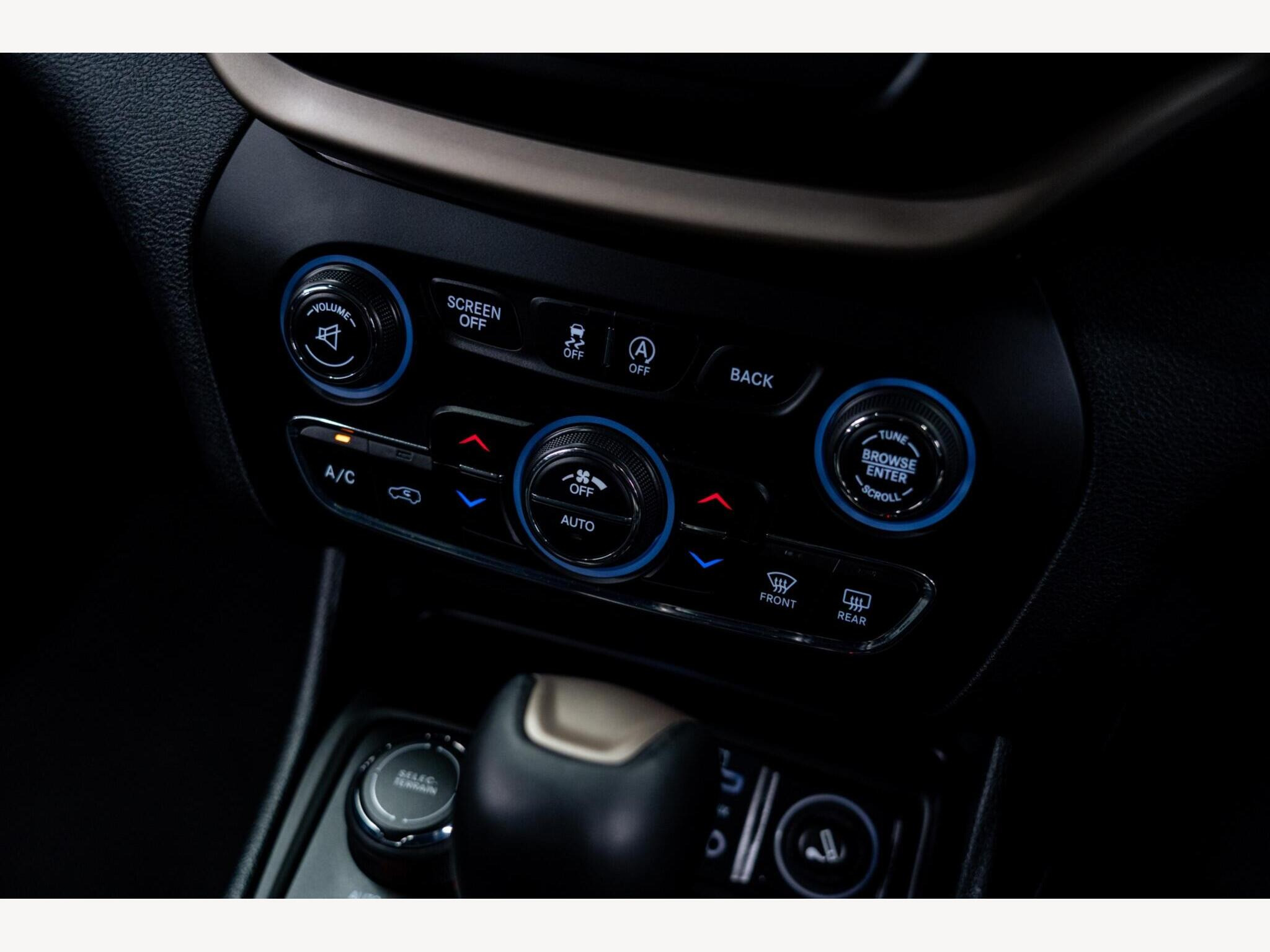 2017 Jeep Cherokee image 28