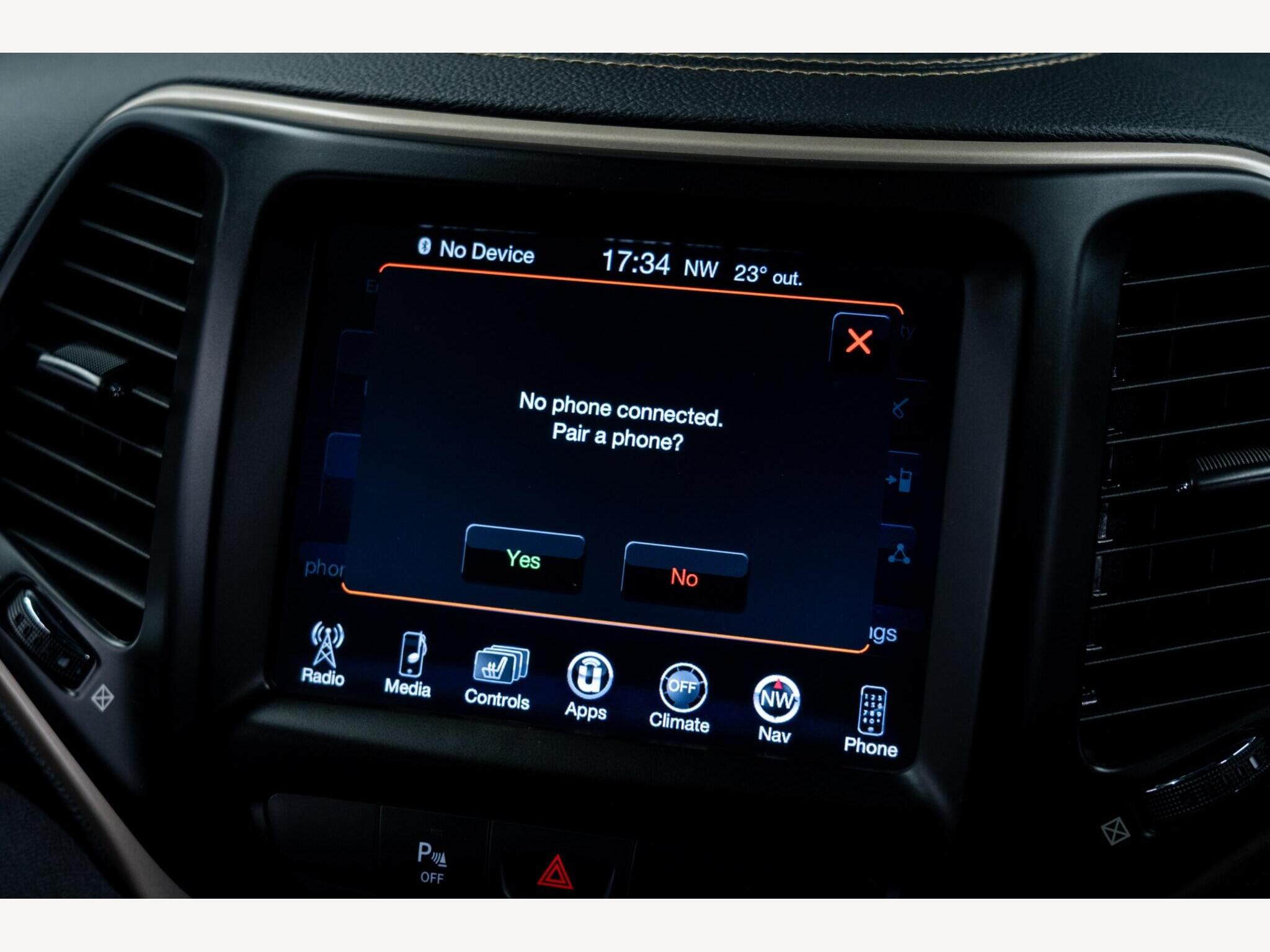 2017 Jeep Cherokee image 24