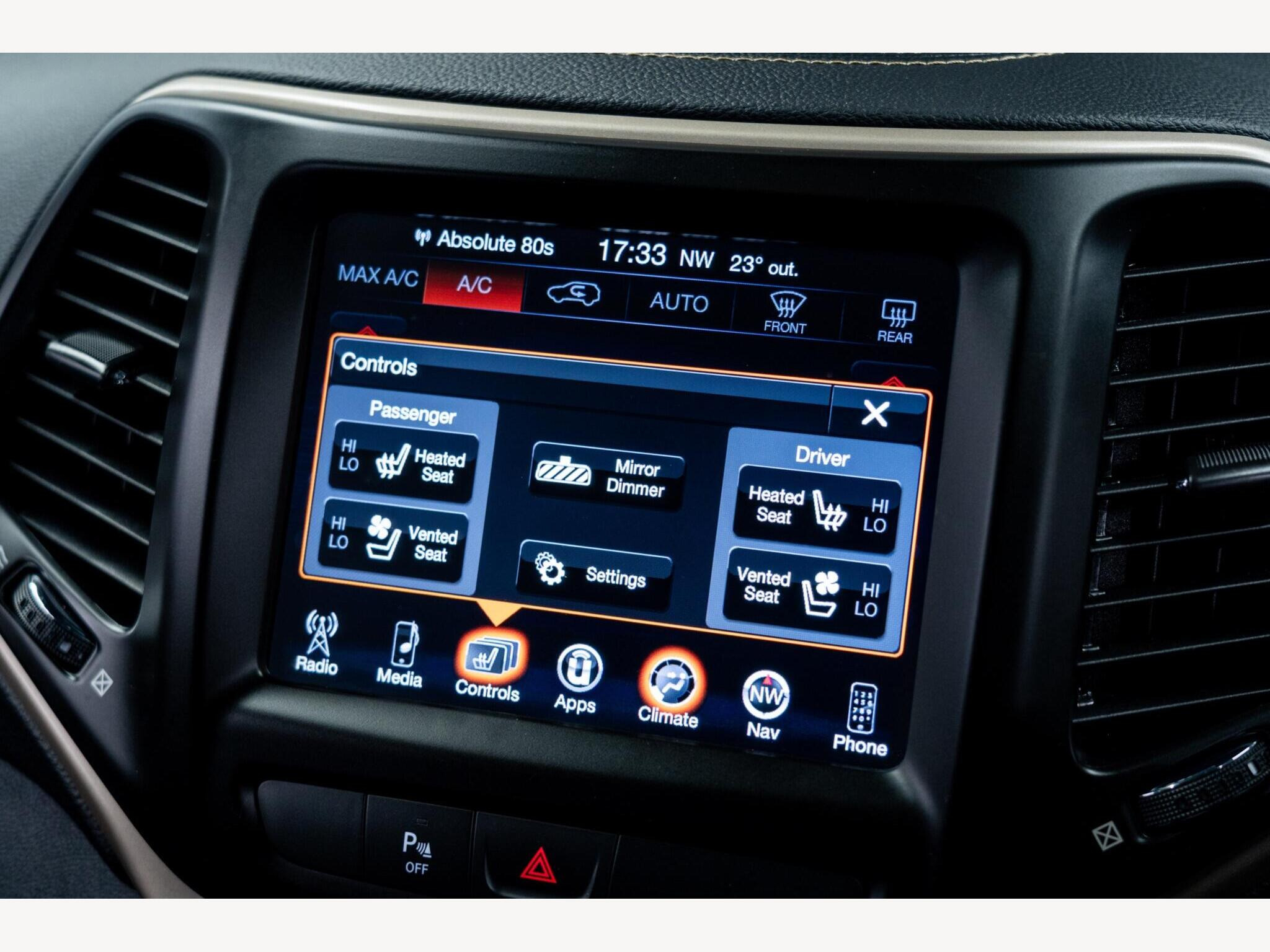 2017 Jeep Cherokee image 21
