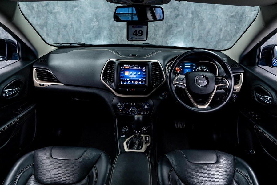 Jeep Cherokee photo 2