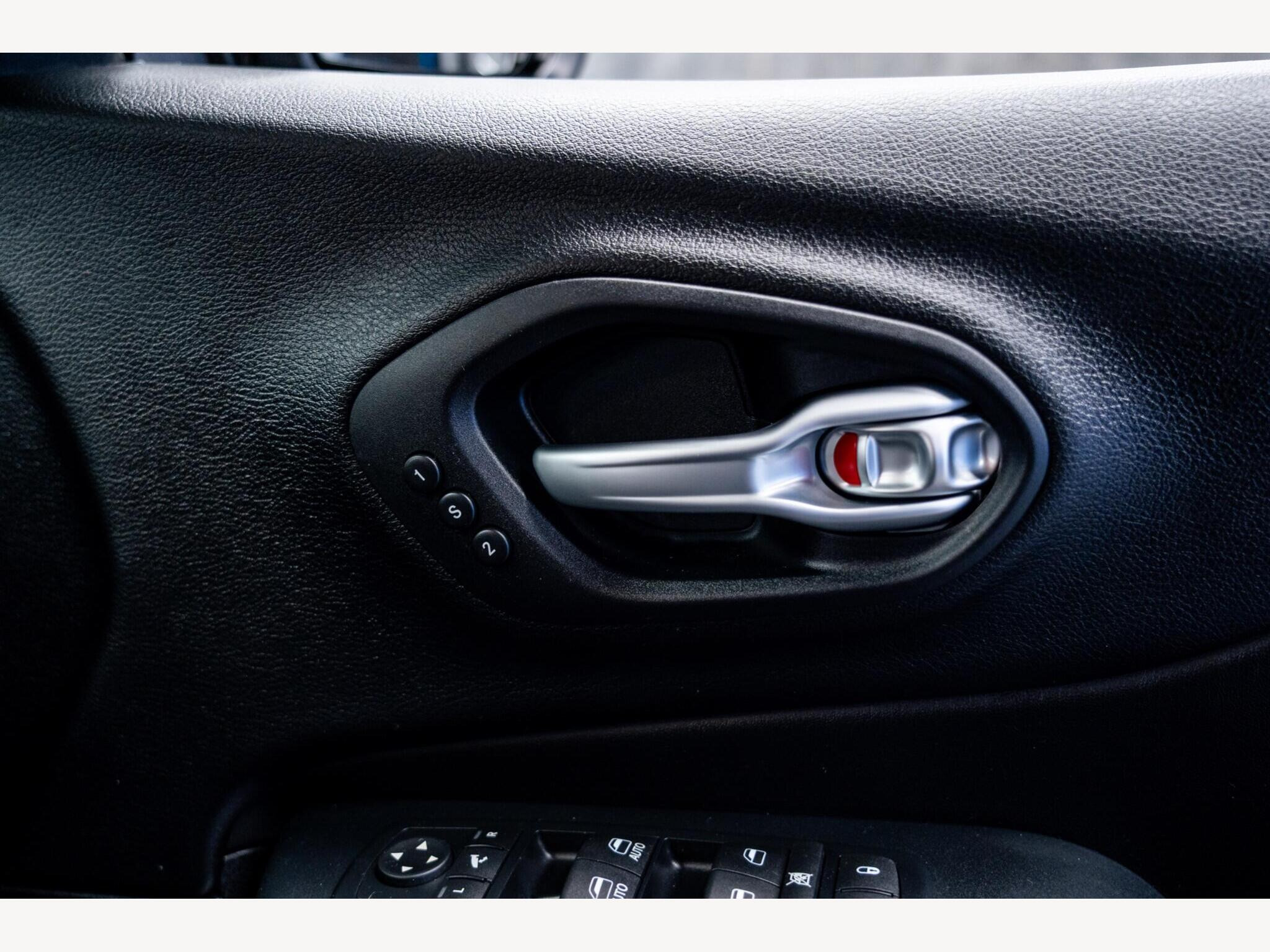 2017 Jeep Cherokee image 31
