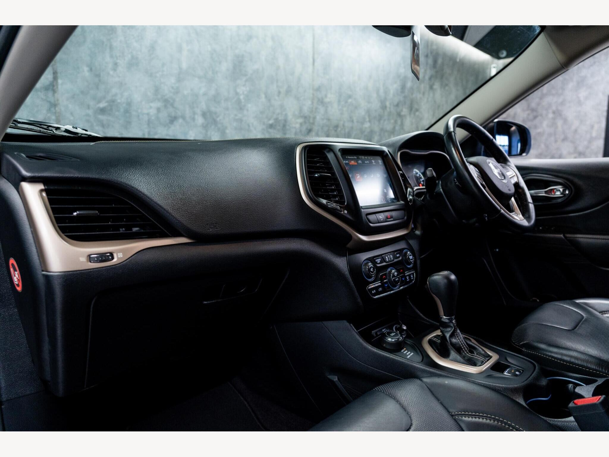 2017 Jeep Cherokee image 34